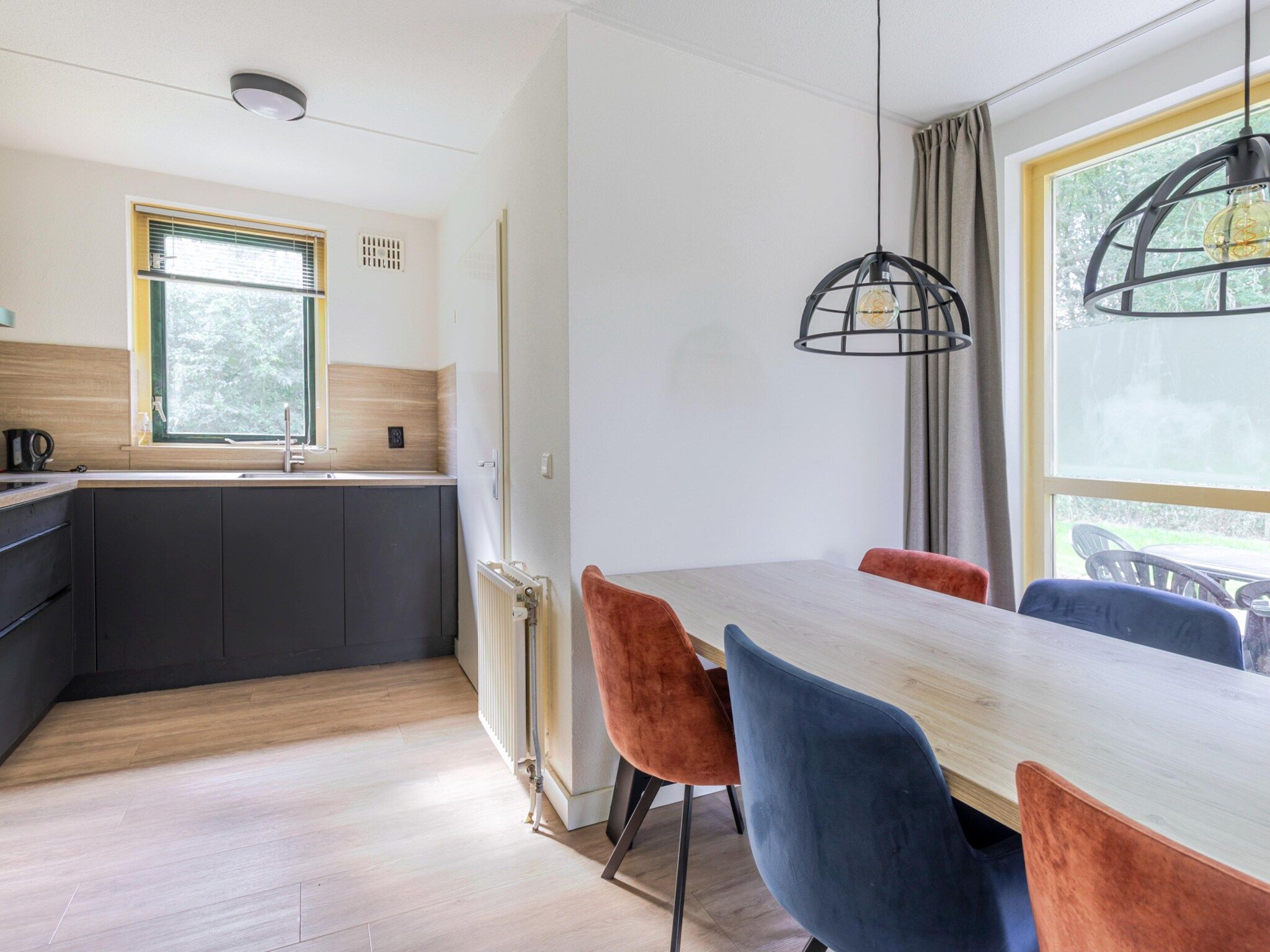 De eetkamer van 7 - Persoons Forest 217 Sauna Bungalow (copy) (copy) (copy) in Ewijk