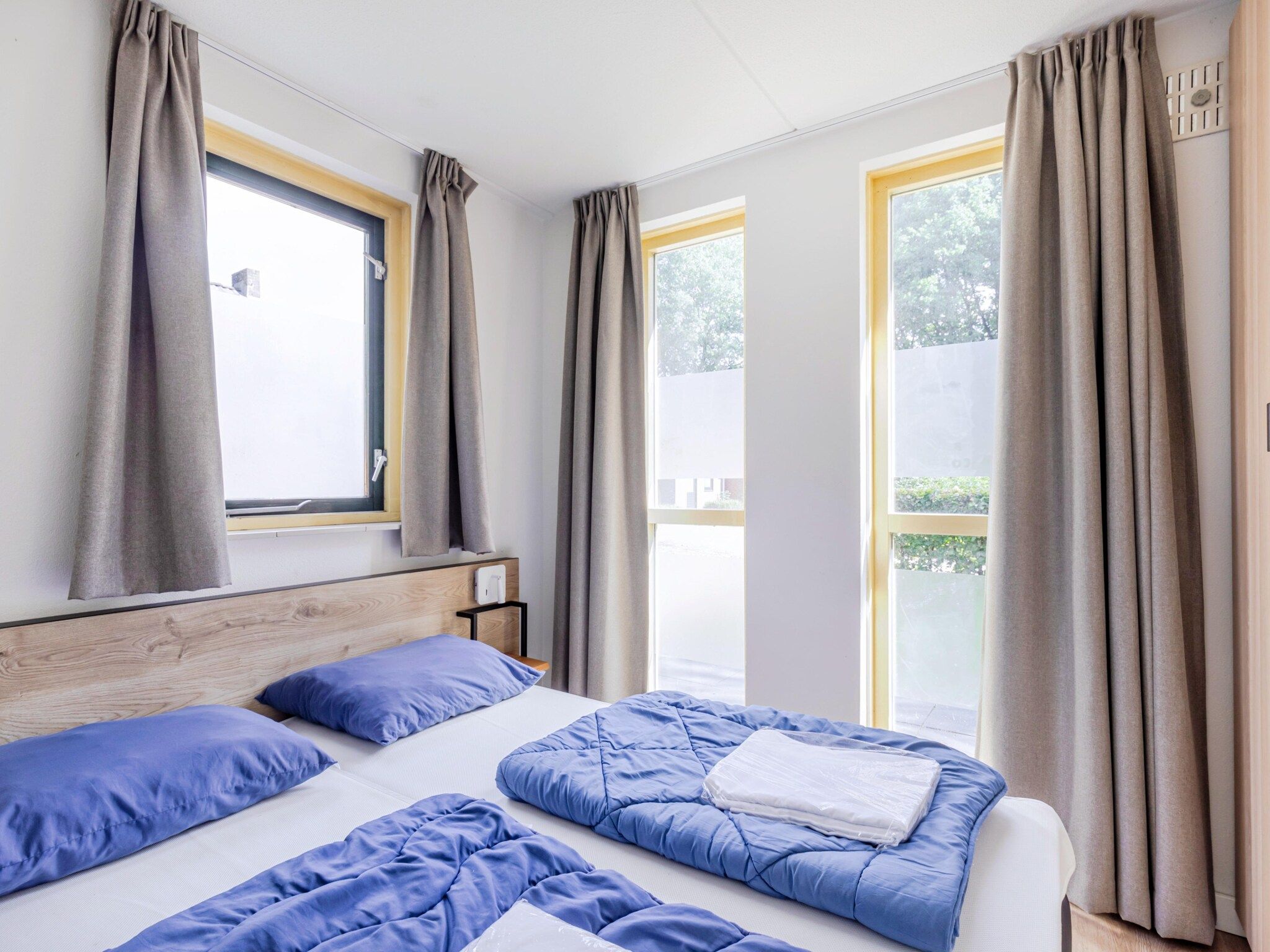 Een slaapkamer van 7 - Persoons Forest 217 Sauna Bungalow (copy) (copy) (copy) in Ewijk