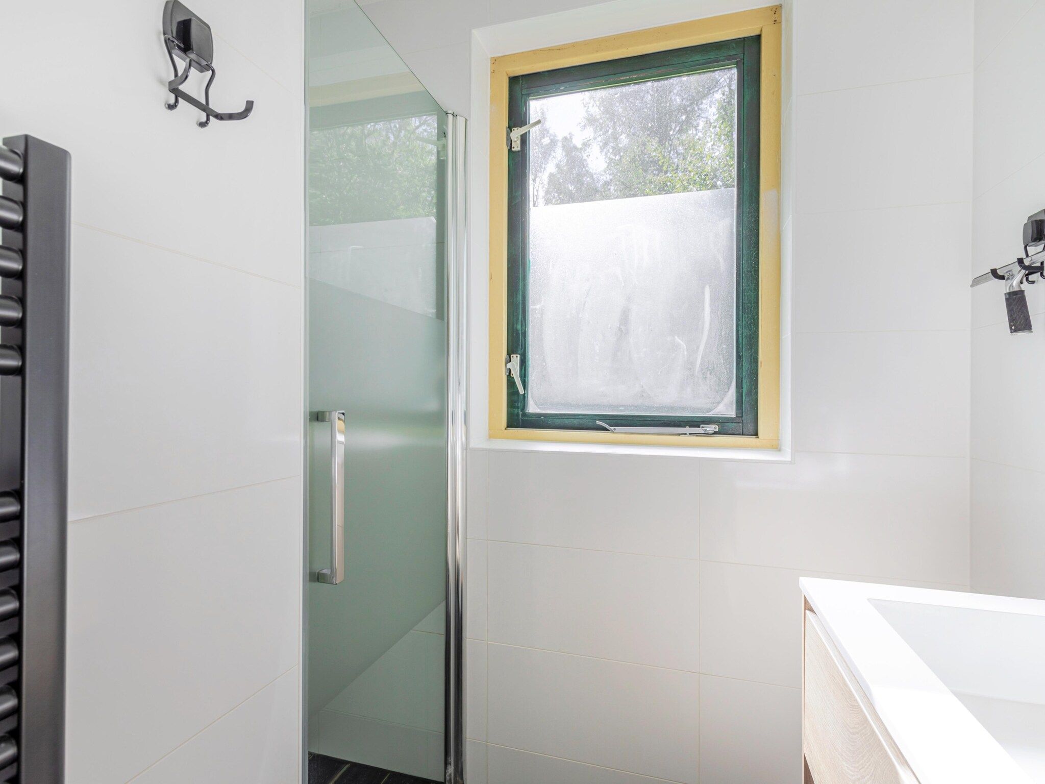 De badkamer van 7 - Persoons Forest 217 Sauna Bungalow (copy) (copy) (copy) in Ewijk