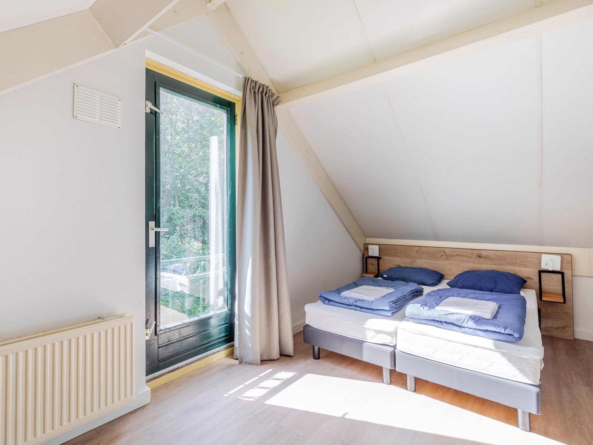 Een slaapkamer van 7 - Persoons Forest 217 Sauna Bungalow (copy) (copy) (copy) in Ewijk