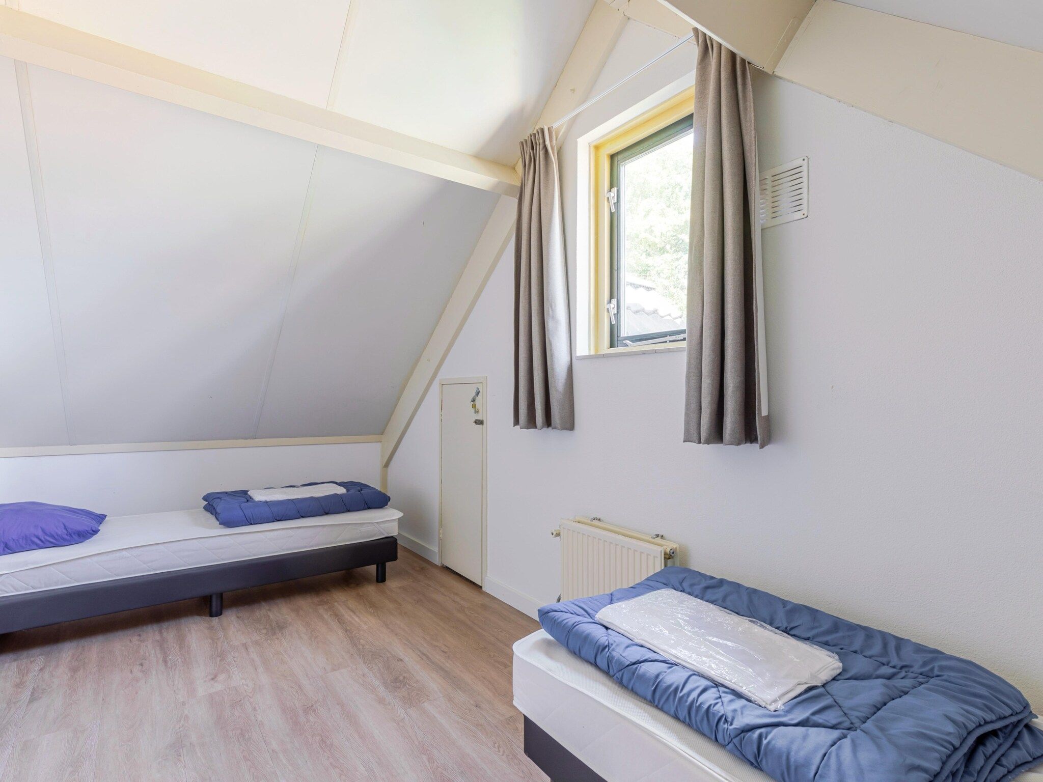 Een slaapkamer van 7 - Persoons Forest 217 Sauna Bungalow (copy) (copy) (copy) in Ewijk