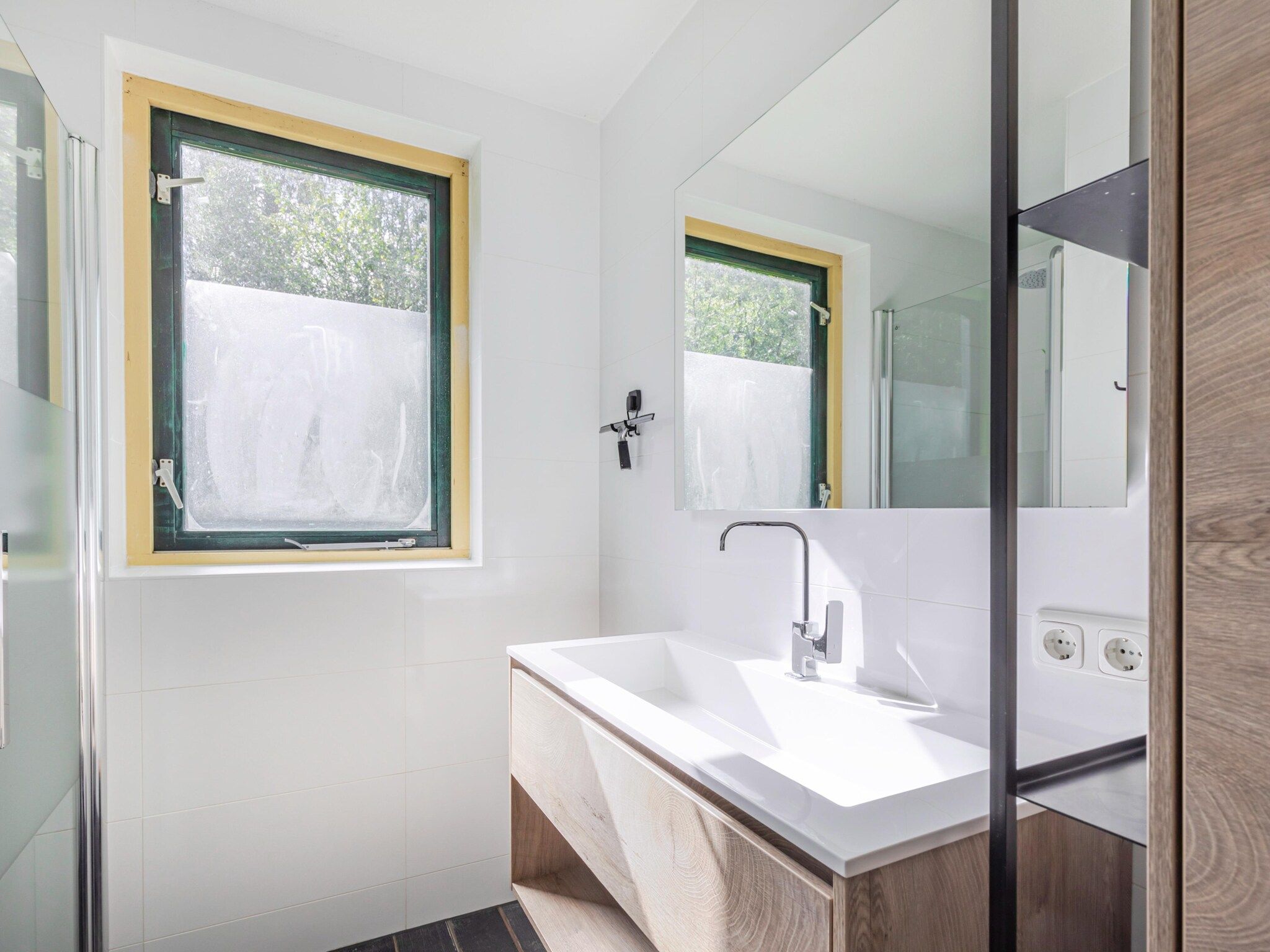 De badkamer van 7 - Persoons Forest 217 Sauna Bungalow (copy) (copy) (copy) in Ewijk