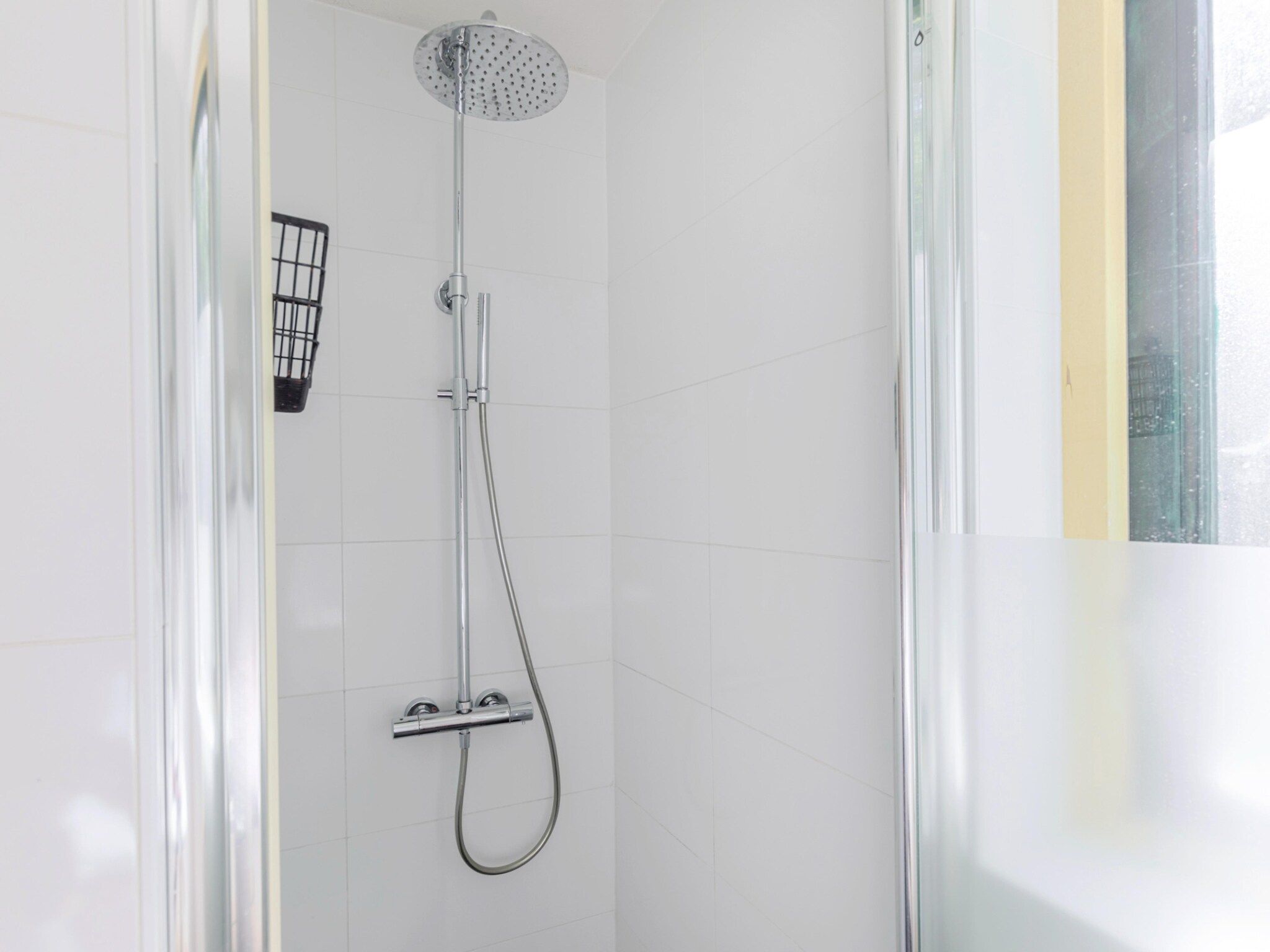 De badkamer van 7 - Persoons Forest 217 Sauna Bungalow (copy) (copy) (copy) in Ewijk