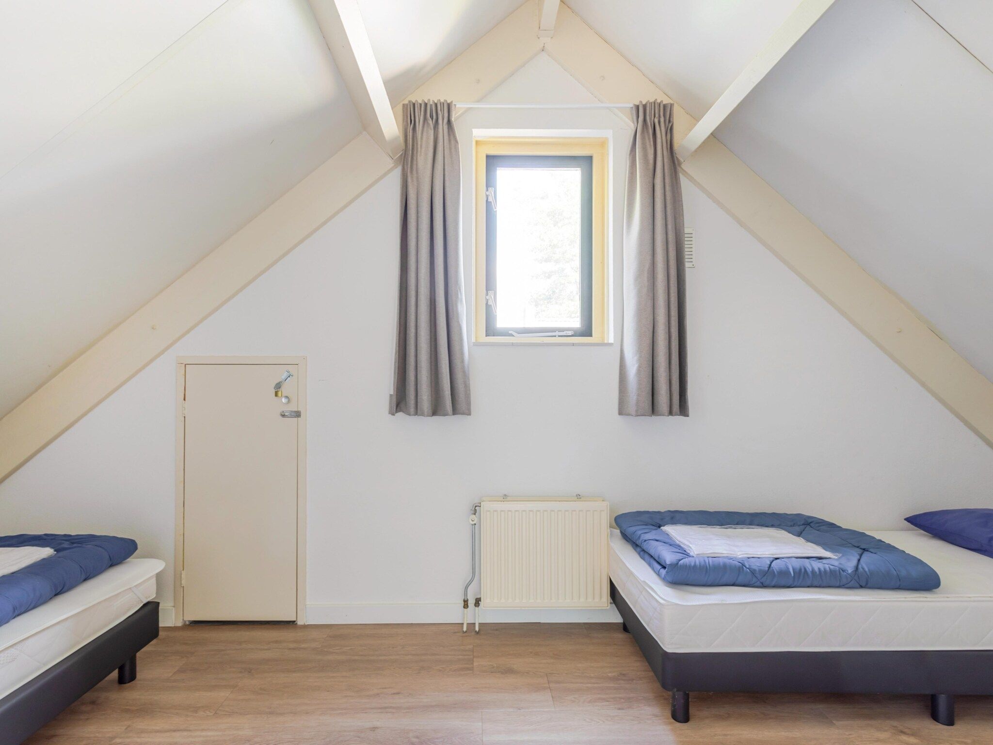 Een slaapkamer van 7 - Persoons Forest 217 Sauna Bungalow (copy) (copy) (copy) in Ewijk