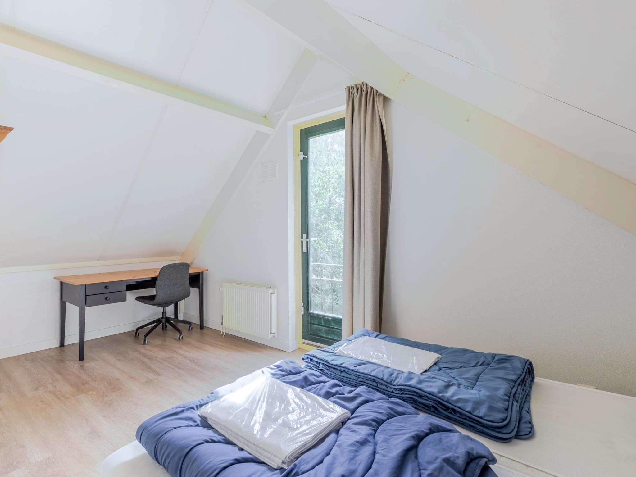 Een slaapkamer van 7 - Persoons Forest 217 Sauna Bungalow (copy) (copy) (copy) in Ewijk