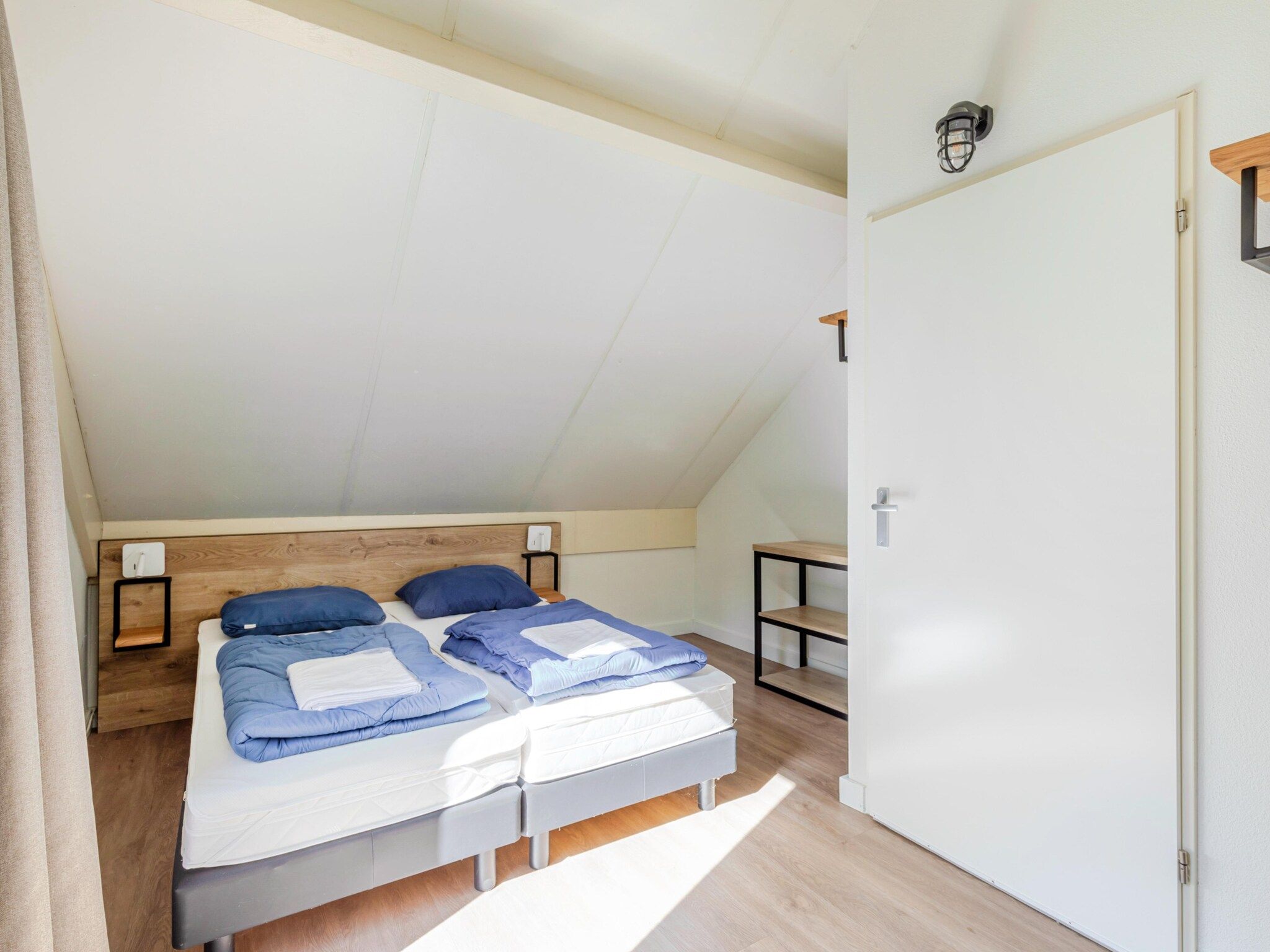 Een slaapkamer van 7 - Persoons Forest 217 Sauna Bungalow (copy) (copy) (copy) in Ewijk