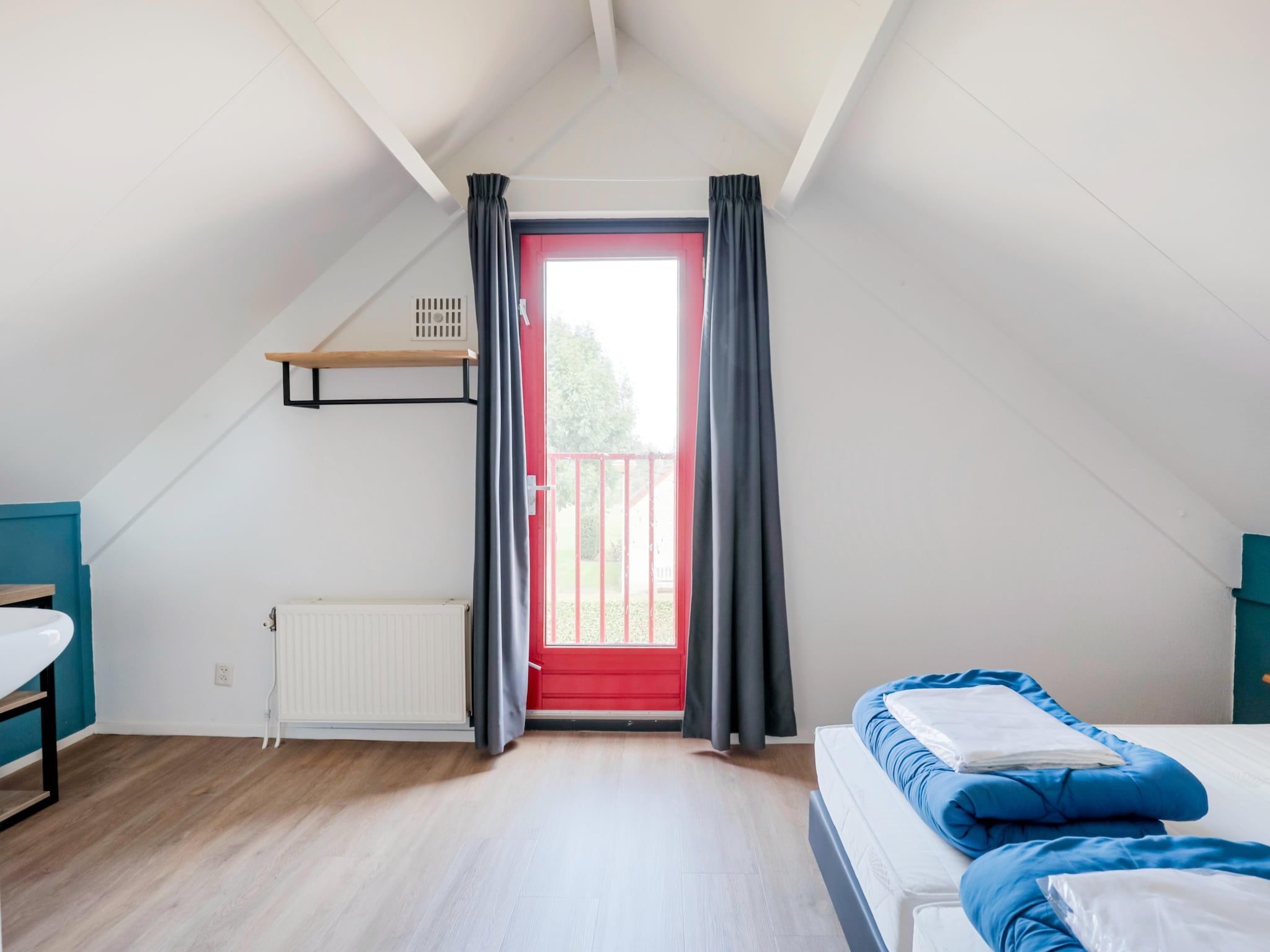 Een slaapkamer van 7 - Persoons Forest 217 Sauna Bungalow (copy) (copy) (copy) in Ewijk