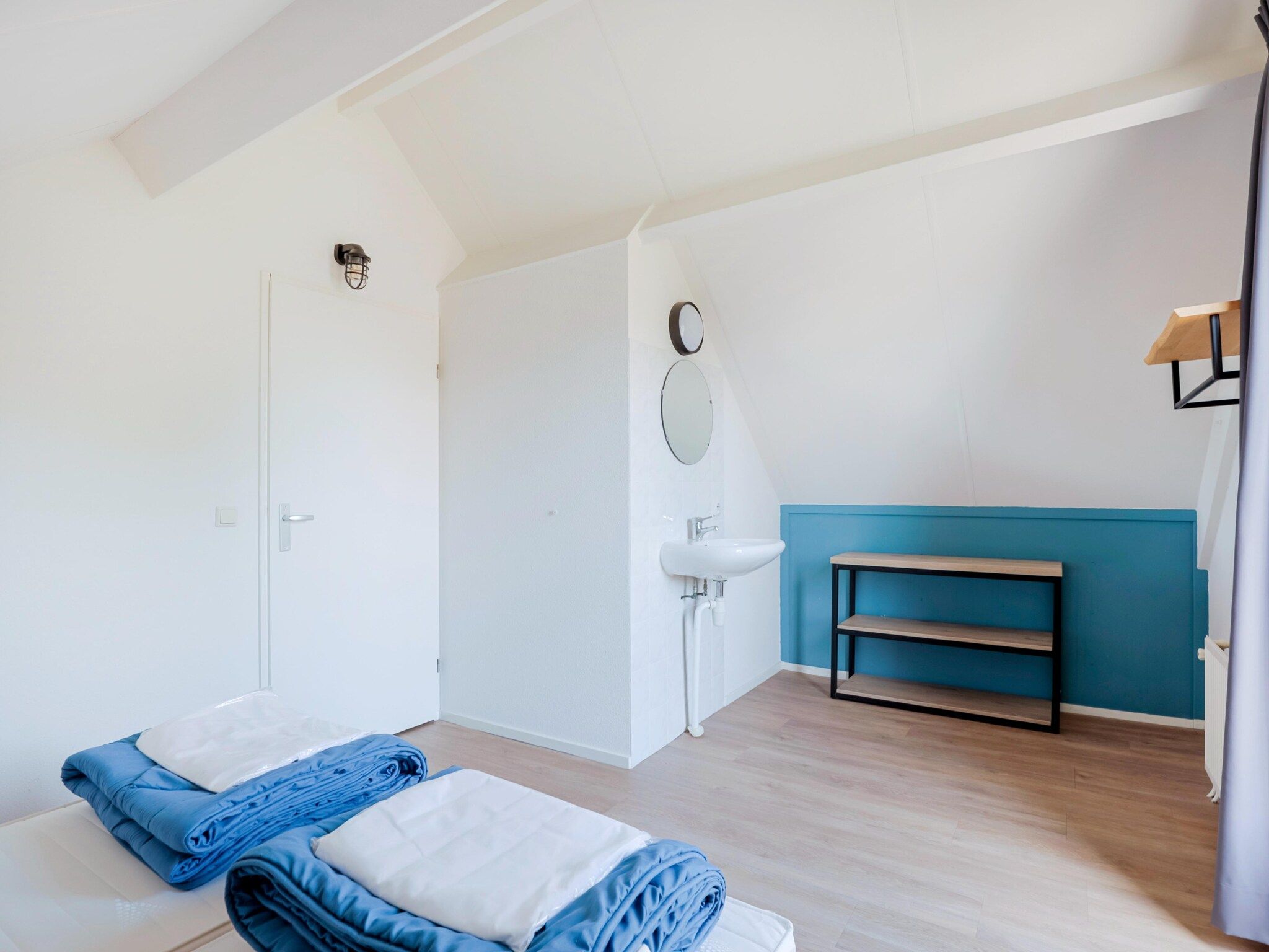 Een slaapkamer van 7 - Persoons Forest 217 Sauna Bungalow (copy) (copy) (copy) in Ewijk