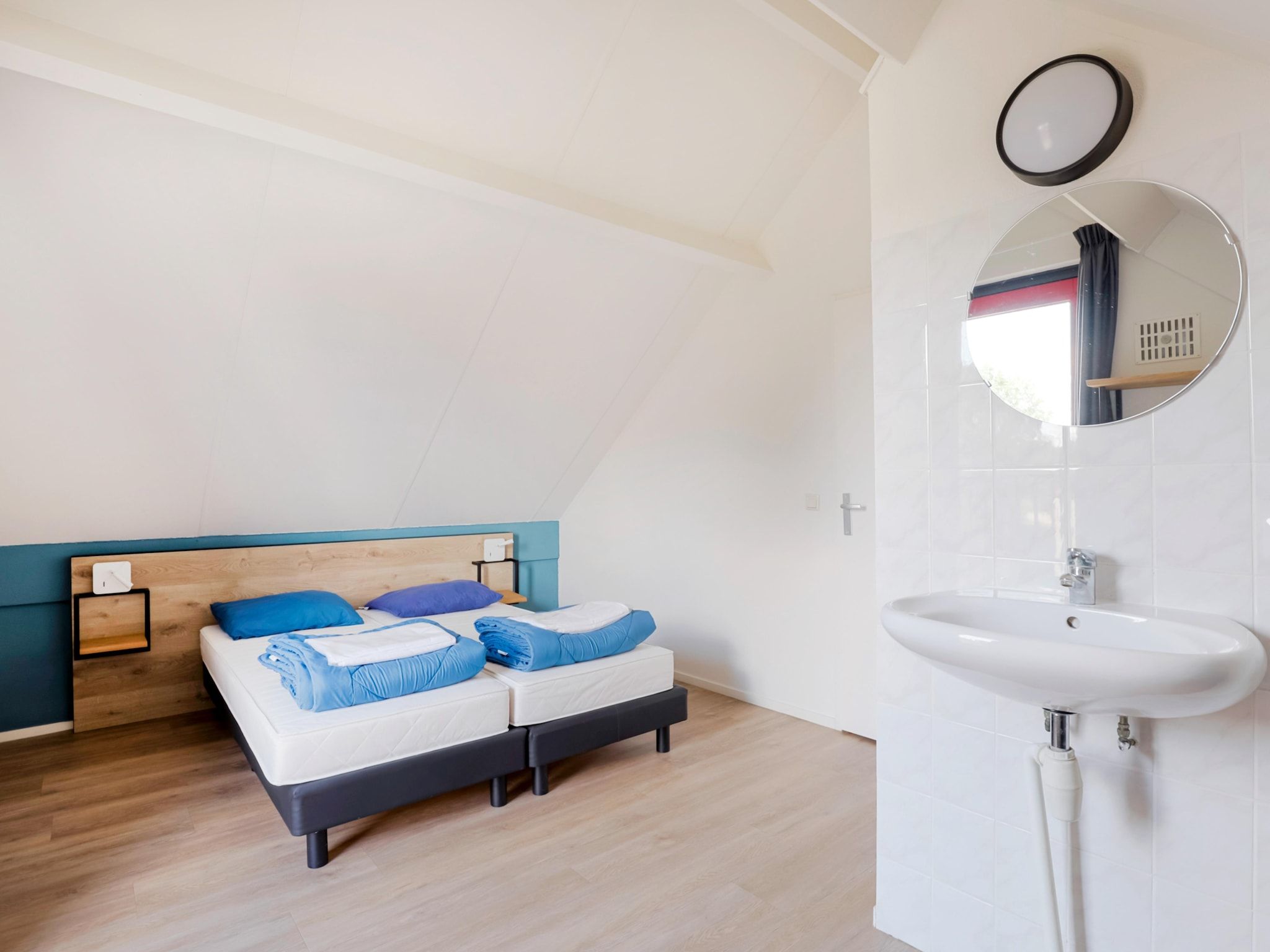 Een slaapkamer van 7 - Persoons Forest 217 Sauna Bungalow (copy) (copy) (copy) in Ewijk