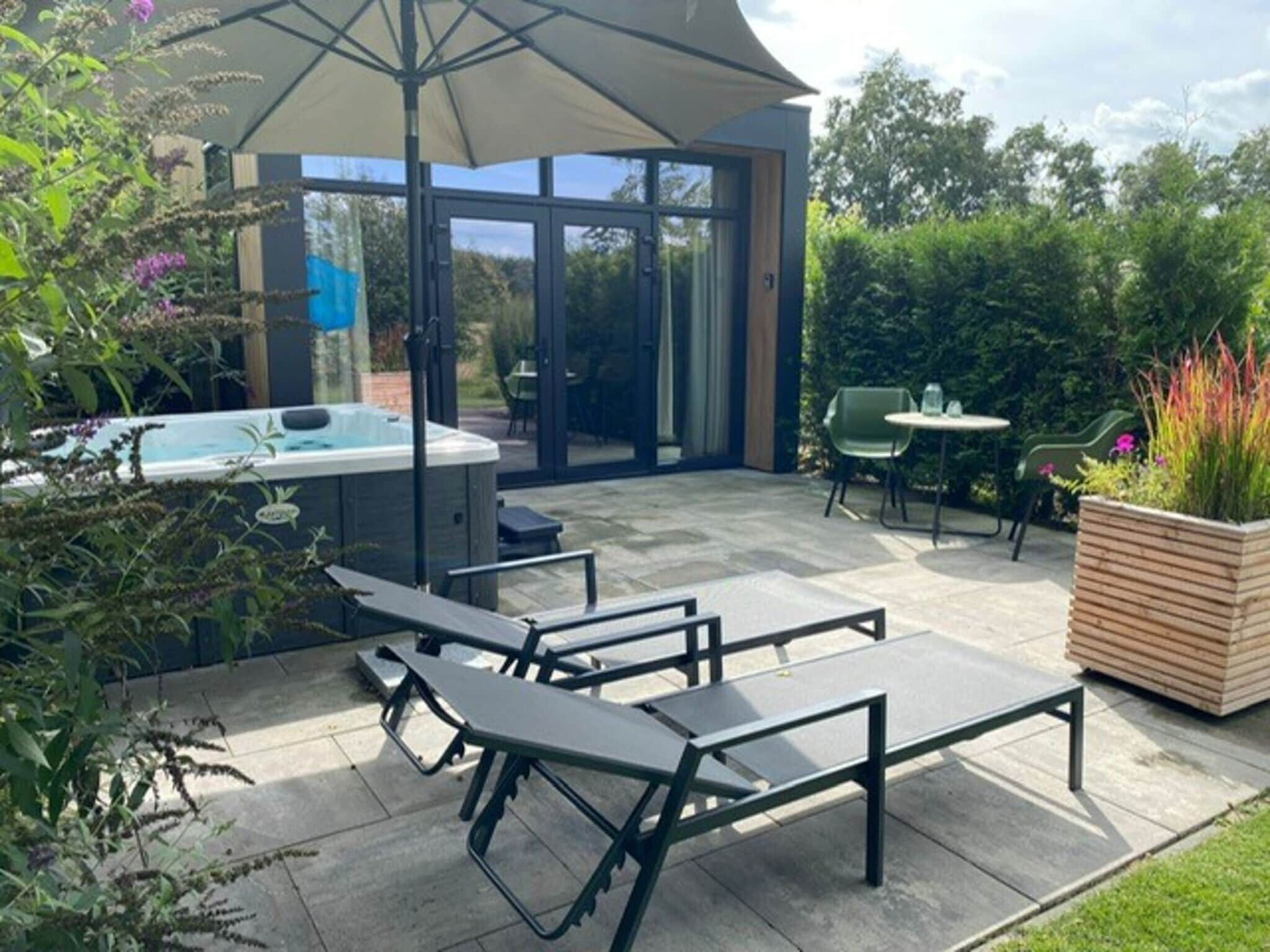 Het terras van Wellnesslodge Specht 2p in Dalerveen