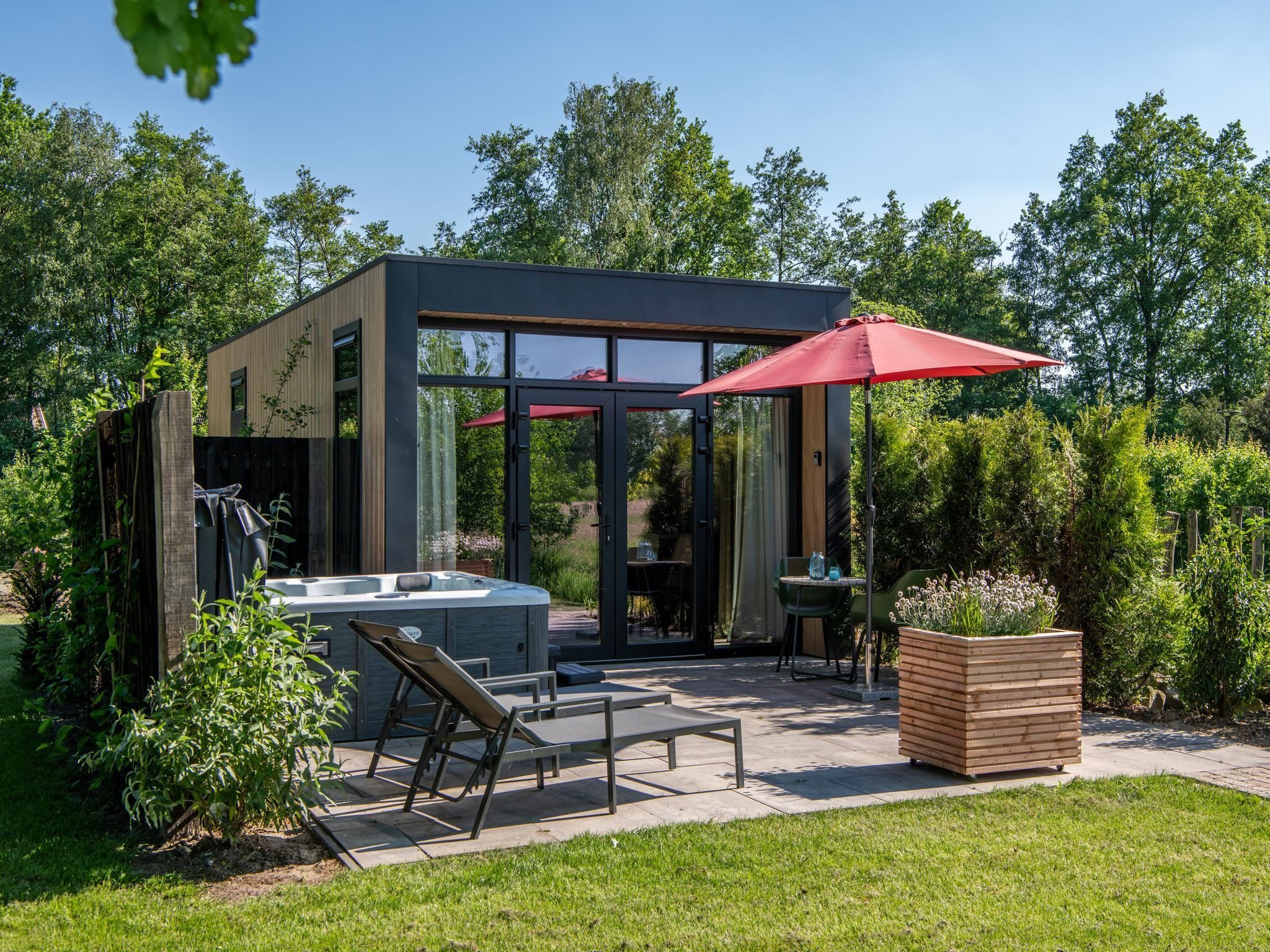 De buitenkant van Wellnesslodge Specht 2p in Dalerveen
