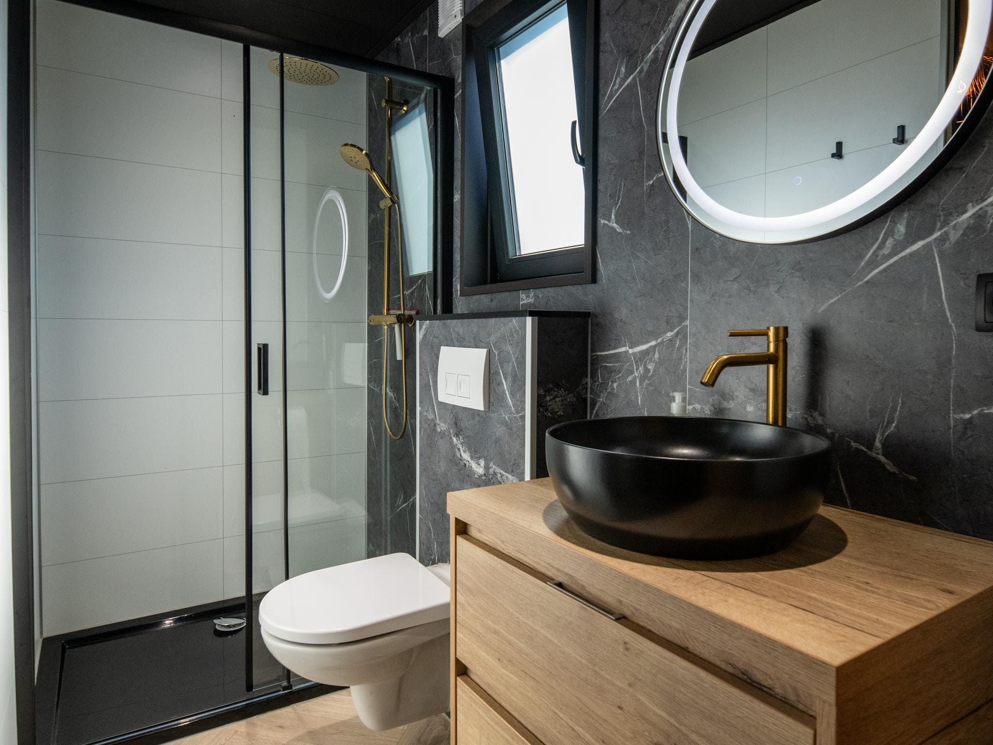 De badkamer van Wellnesslodge Specht 2p in Dalerveen