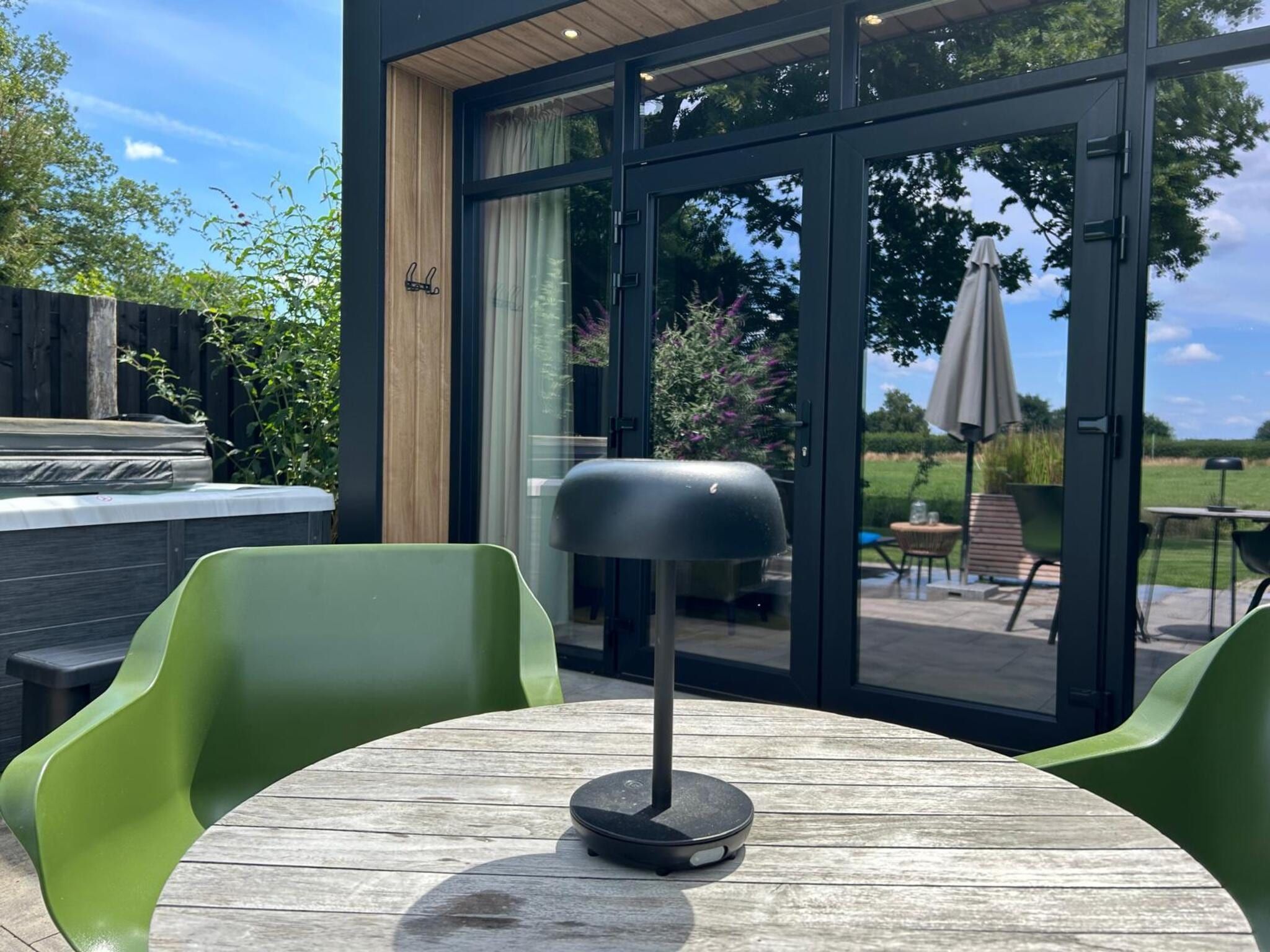 Het terras van Wellnesslodge Specht 2p in Dalerveen