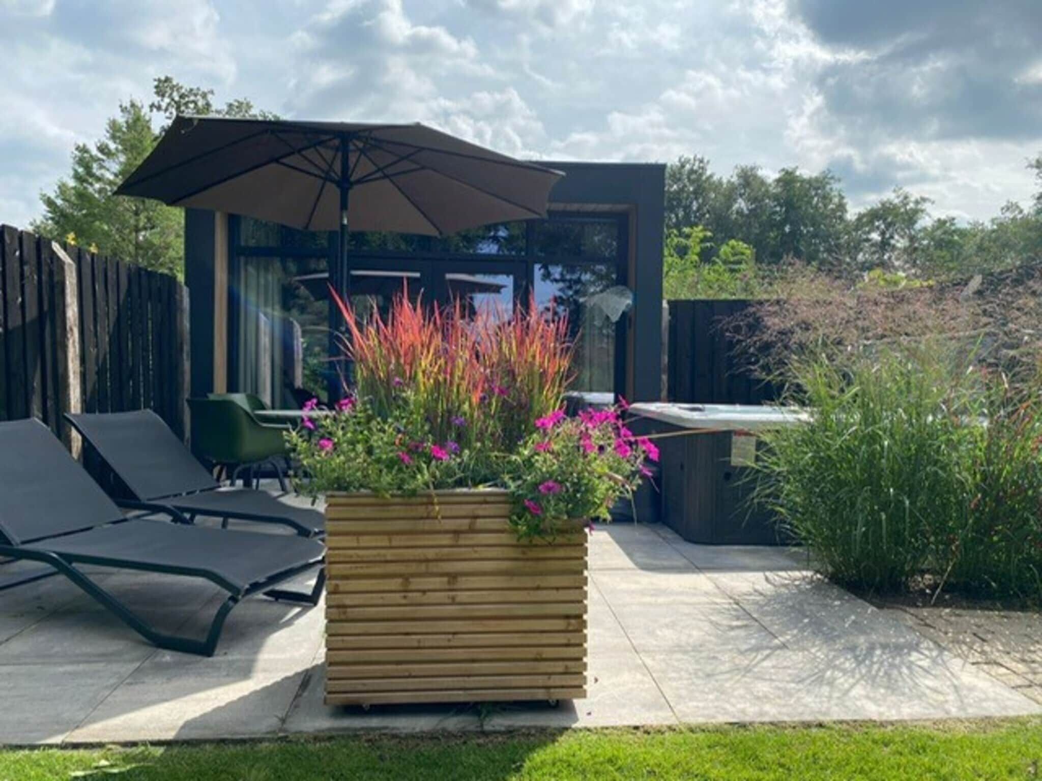 De buitenkant van Wellnesslodge Merel 2p in Dalerveen