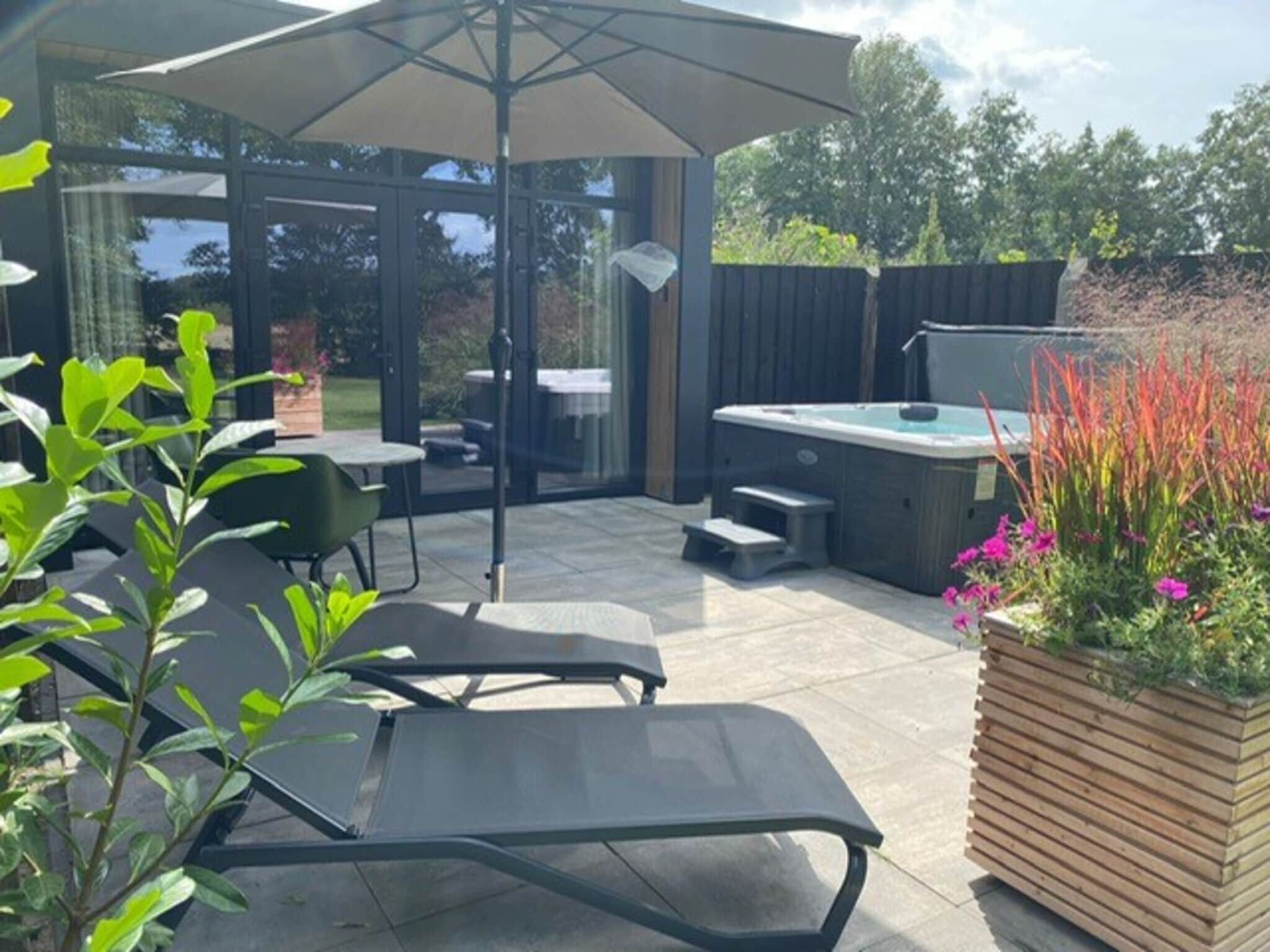 Het terras van Wellnesslodge Merel 2p in Dalerveen