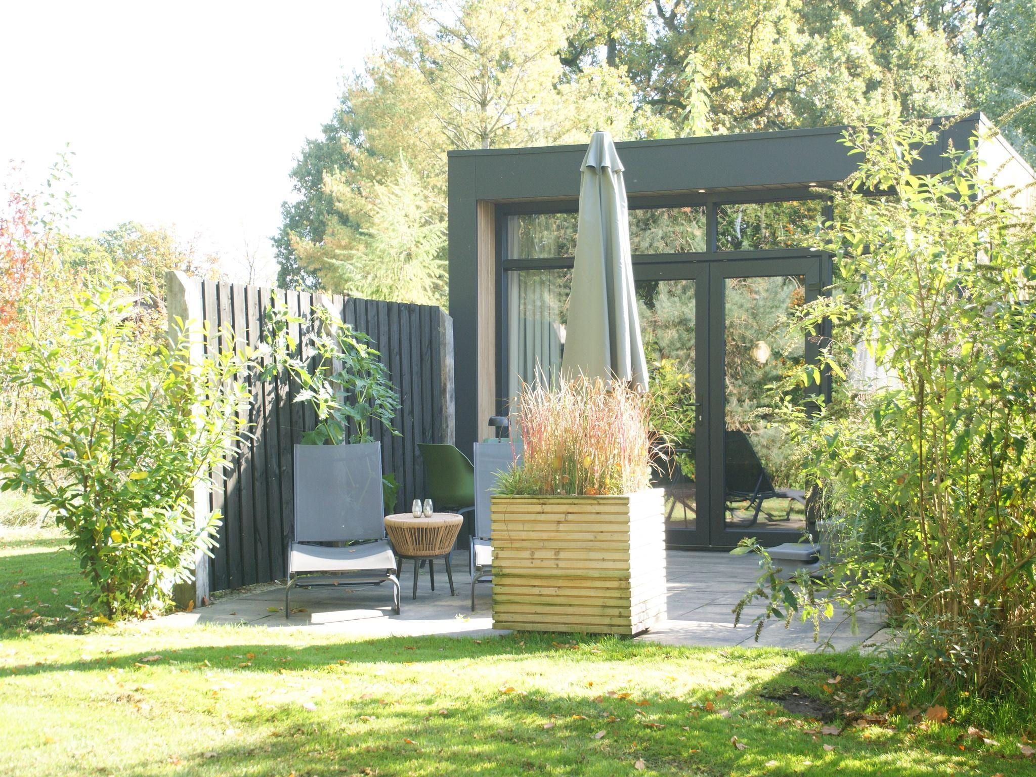 De tuin van Wellnesslodge Merel 2p in Dalerveen