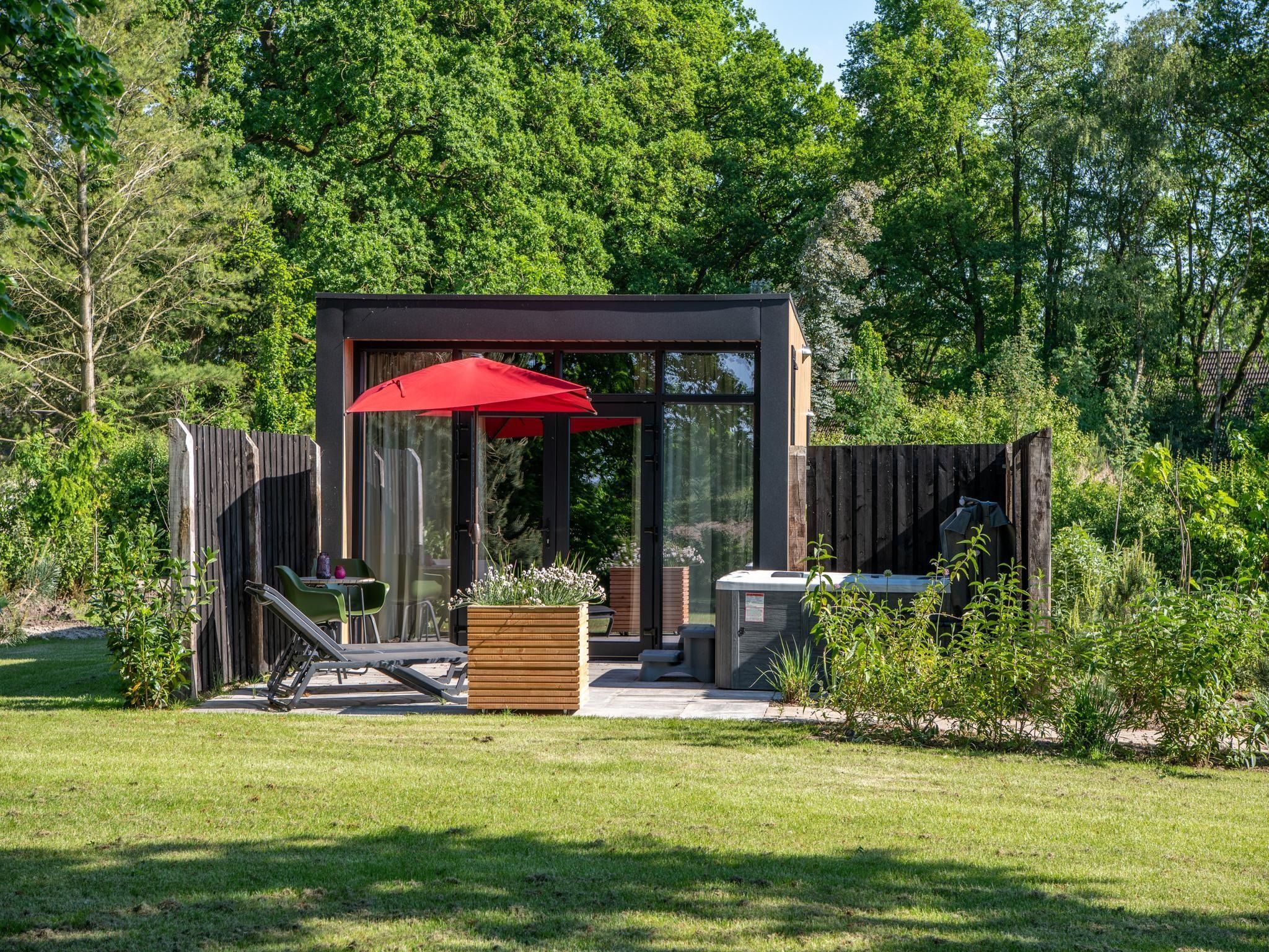 De buitenkant van Wellnesslodge Merel 2p in Dalerveen