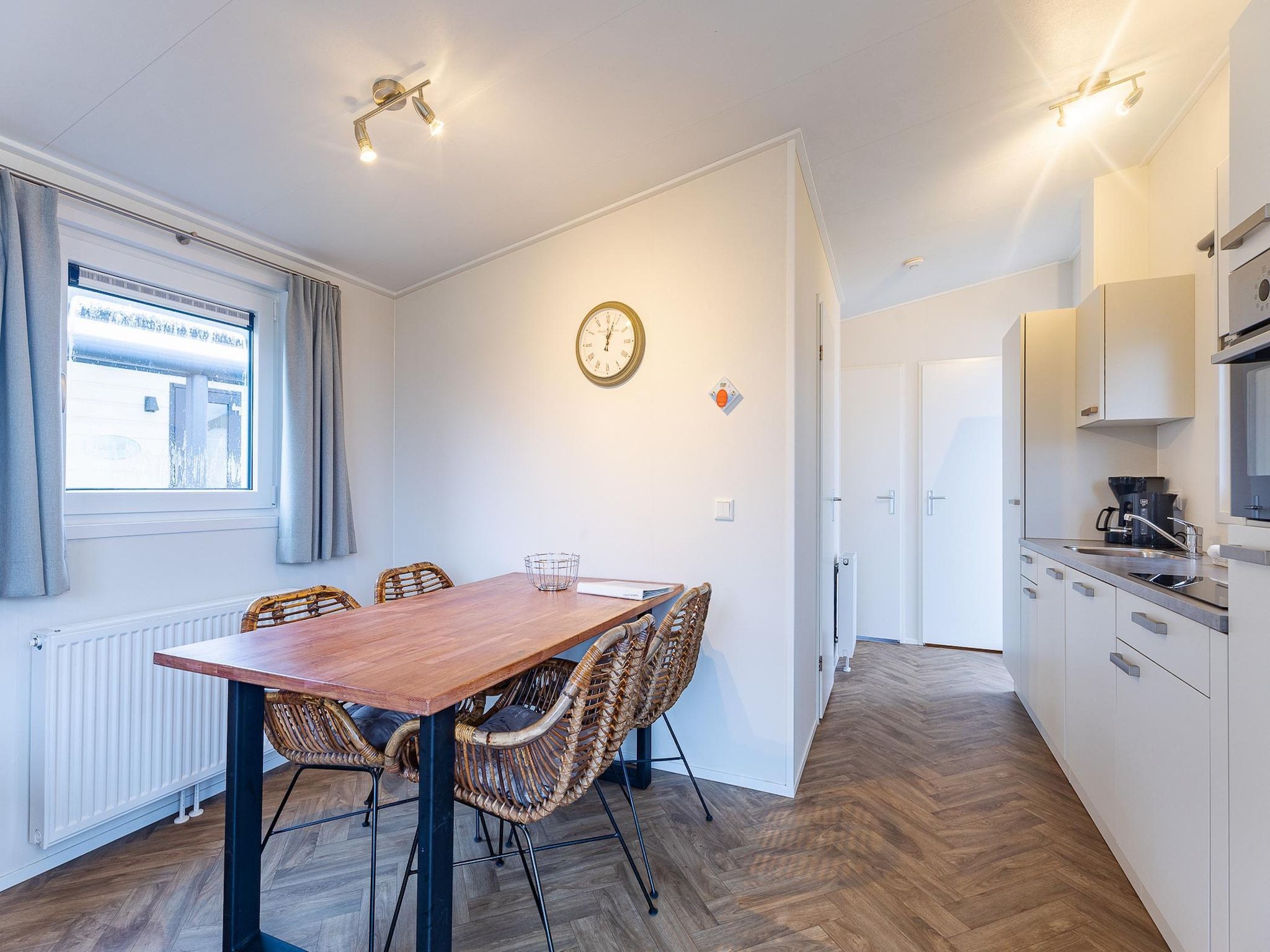 De eetkamer van Duinhoeve chalet Schelp in Burgh-Haamstede