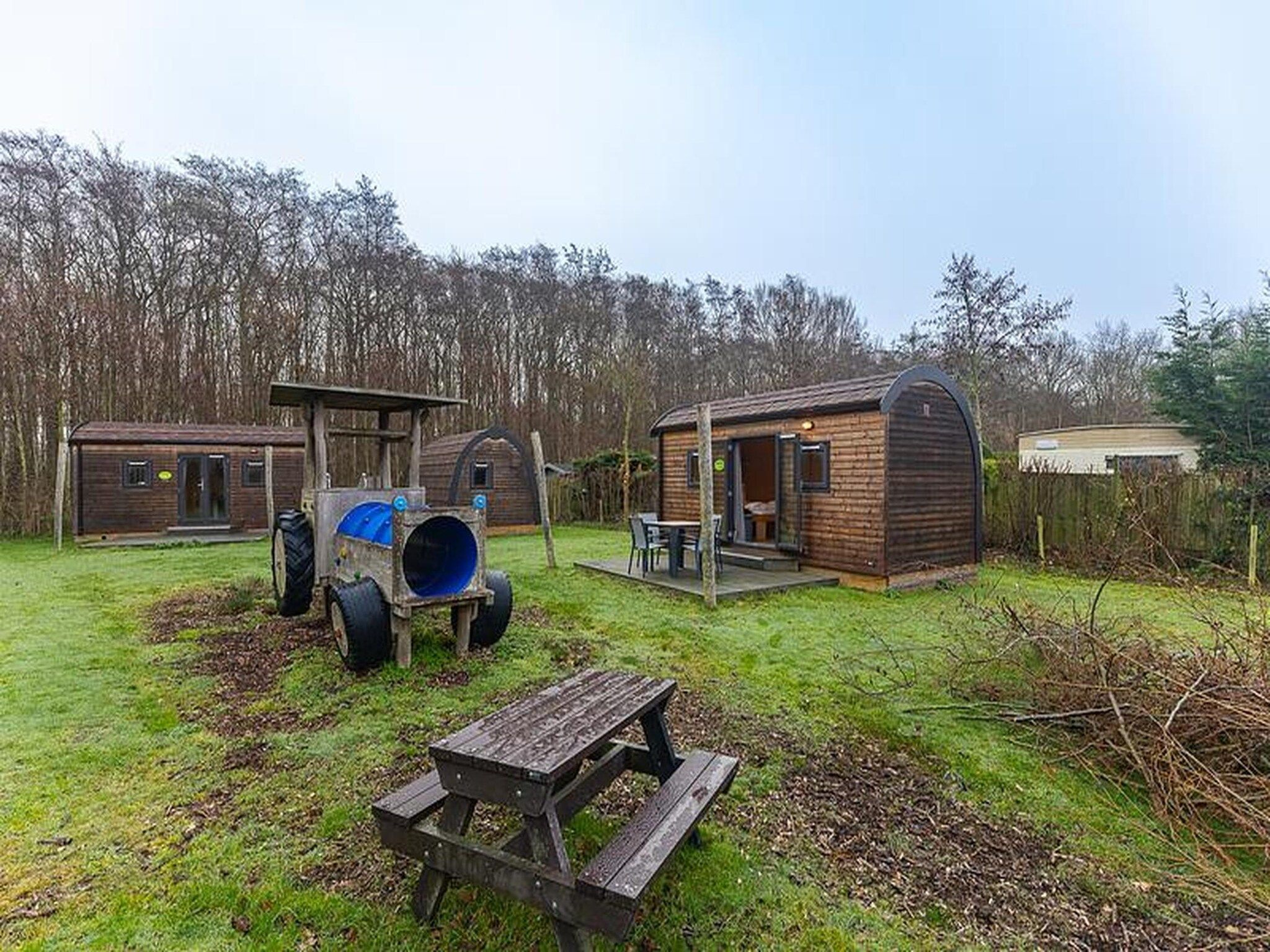 Het terras van Duinhoeve Duinlodges 4pers (huisdiervriendelijk) in Burgh-Haamstede