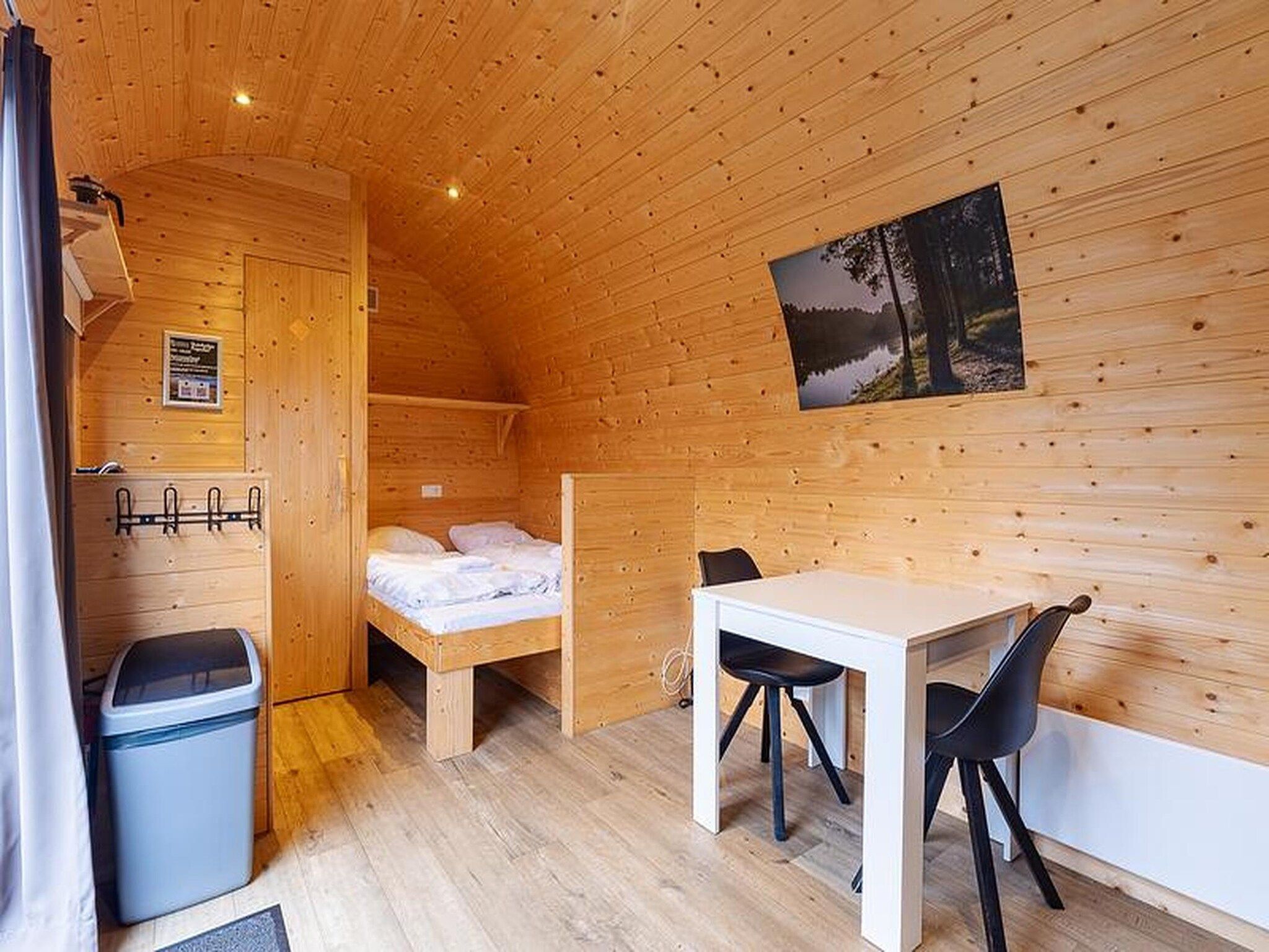 De eetkamer van Duinhoeve Duinlodges 4pers (huisdiervriendelijk) in Burgh-Haamstede