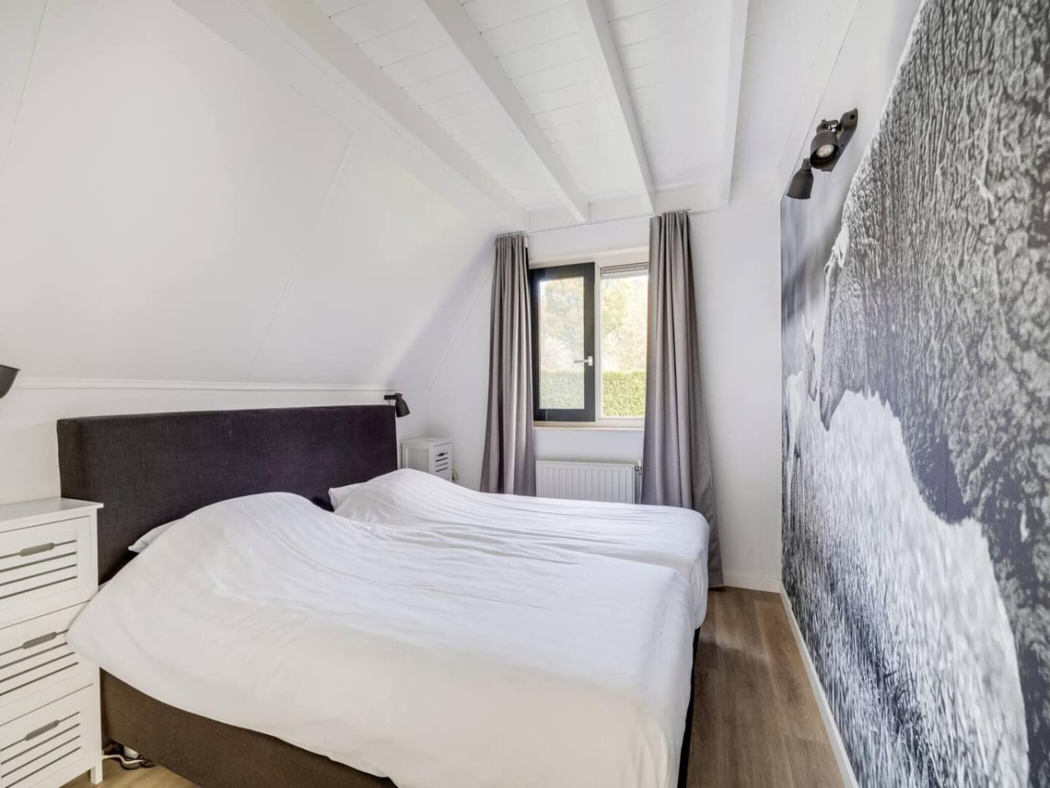 Een slaapkamer van 107 | Buizerd | Fijne bungalow met ruime tuin in Den Haag