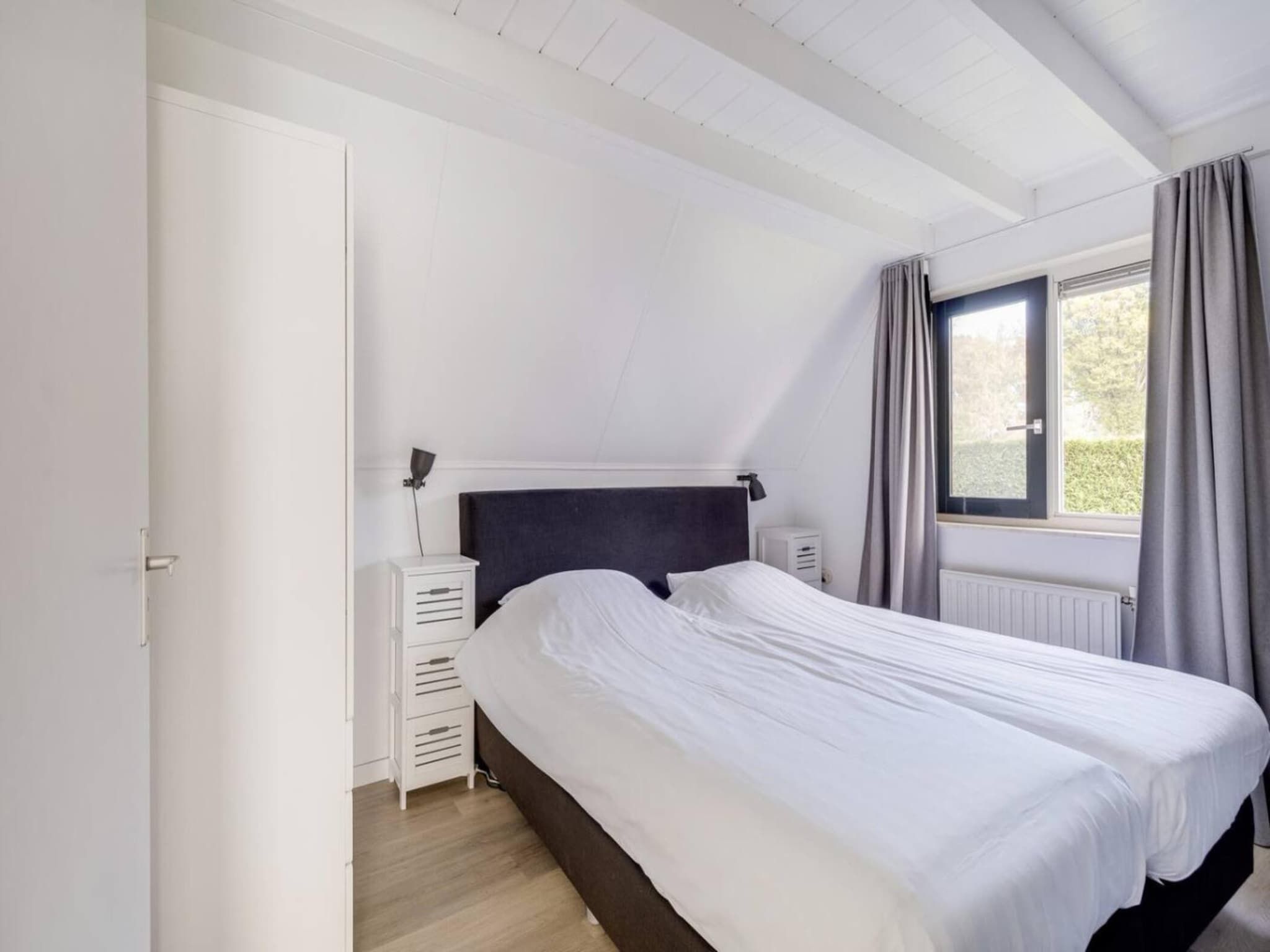 Een slaapkamer van 107 | Buizerd | Fijne bungalow met ruime tuin in Den Haag