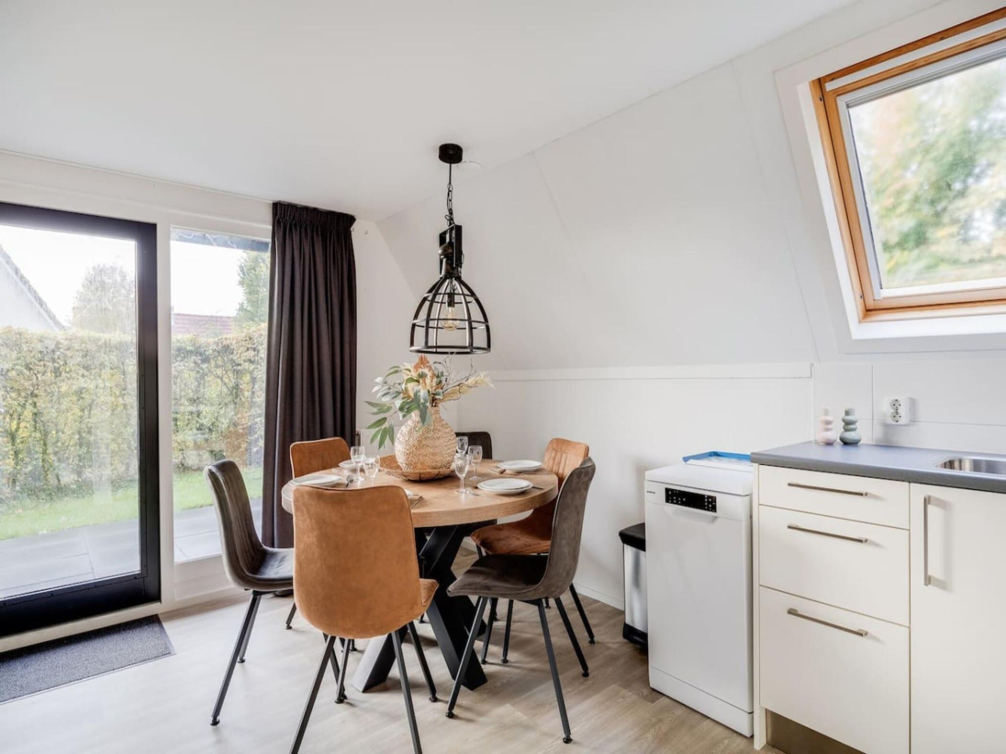 De eetkamer van 118 | Rietzanger | Sfeervol ingerichte bungalow in Den Haag