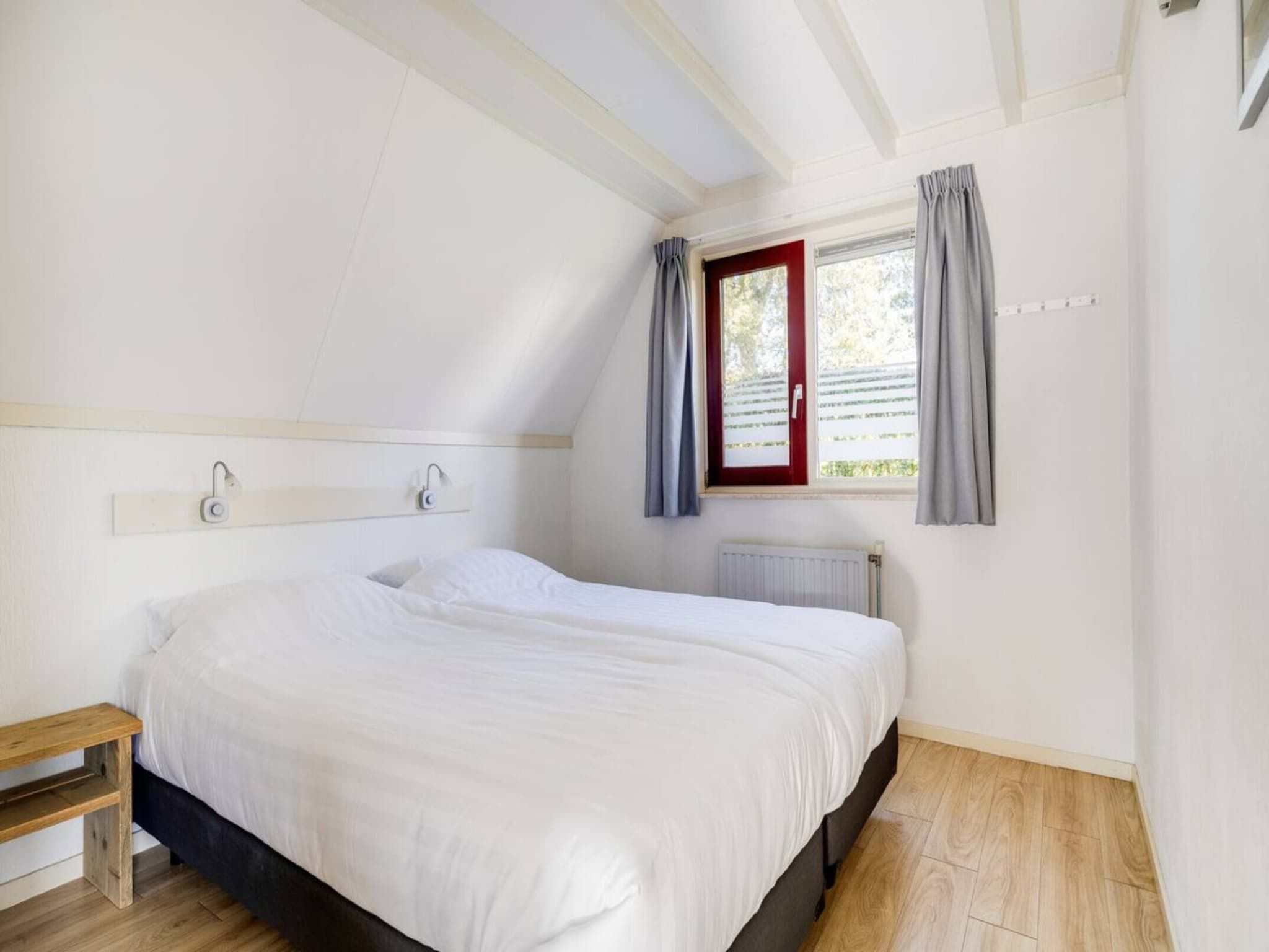 Een slaapkamer van 92 | Gaai | Prachtige bungalow nabij natuur in Den Haag
