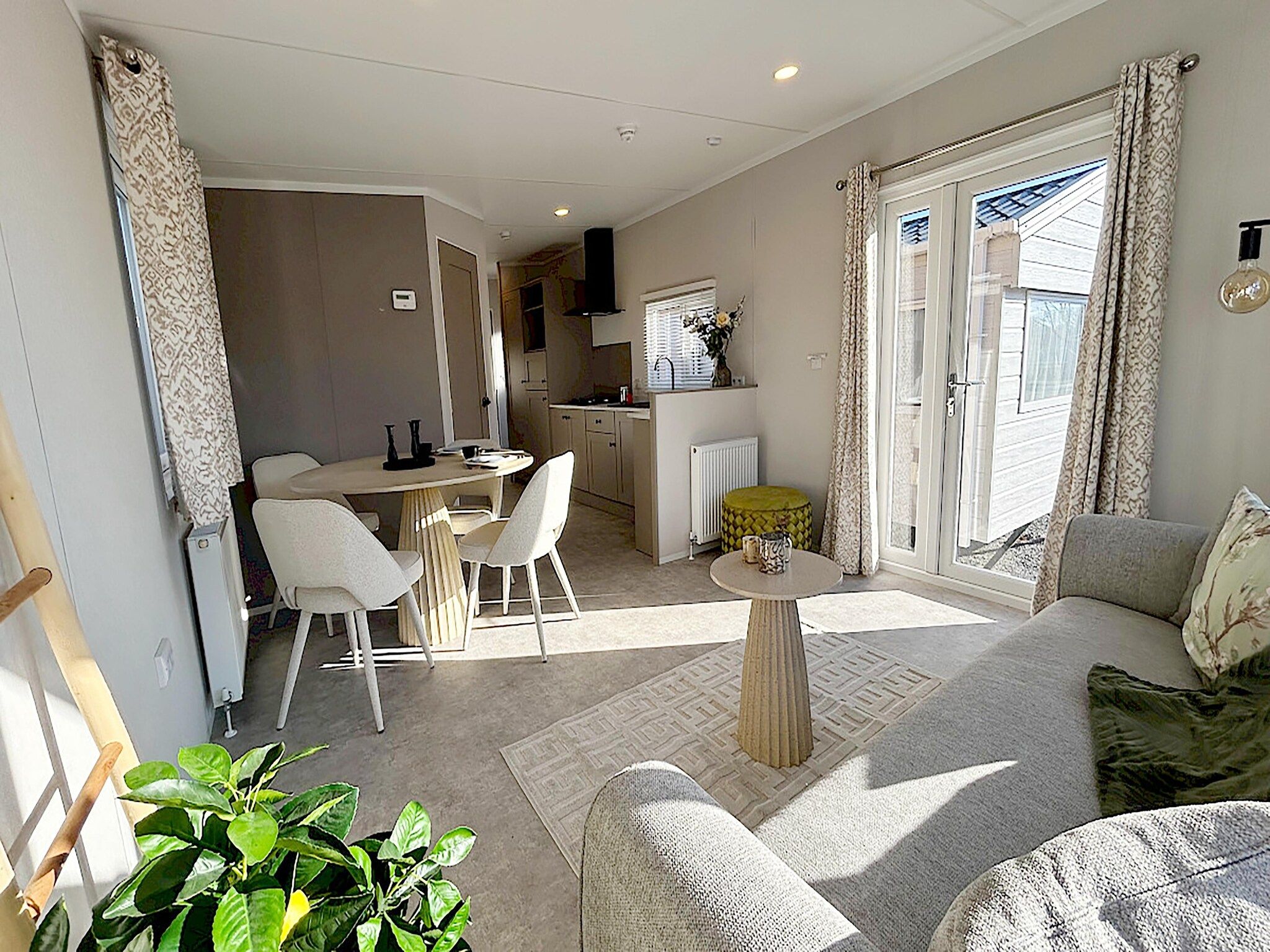 De woonkamer van Comfort Chalet in Hollum