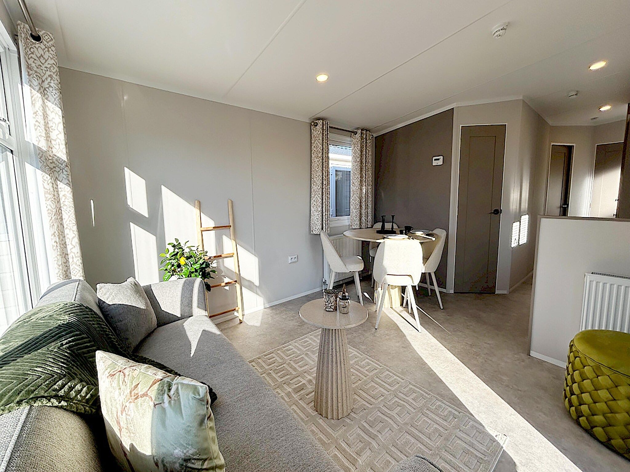 De woonkamer van Comfort Chalet in Hollum