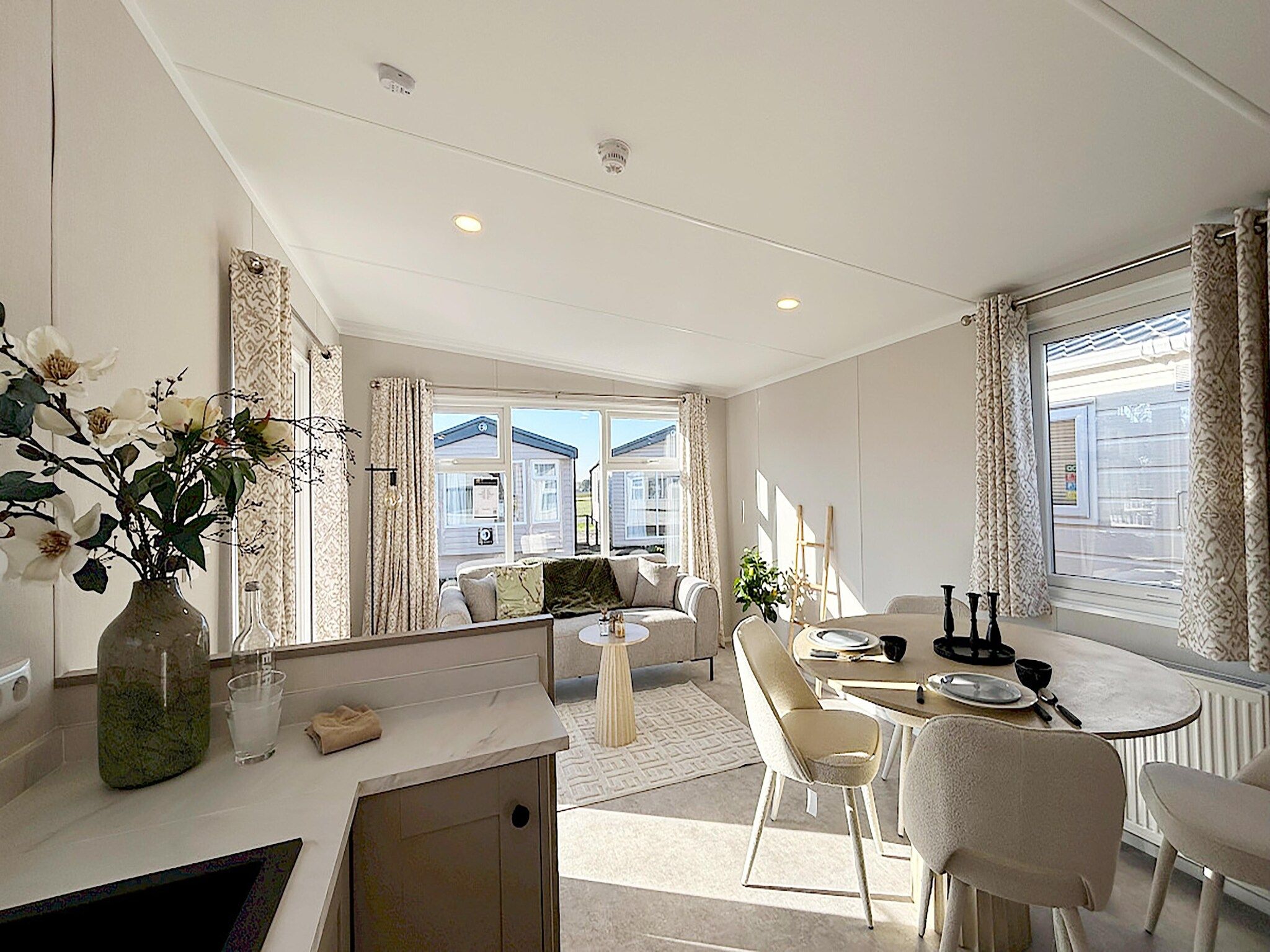 De woonkamer van Comfort Chalet in Hollum