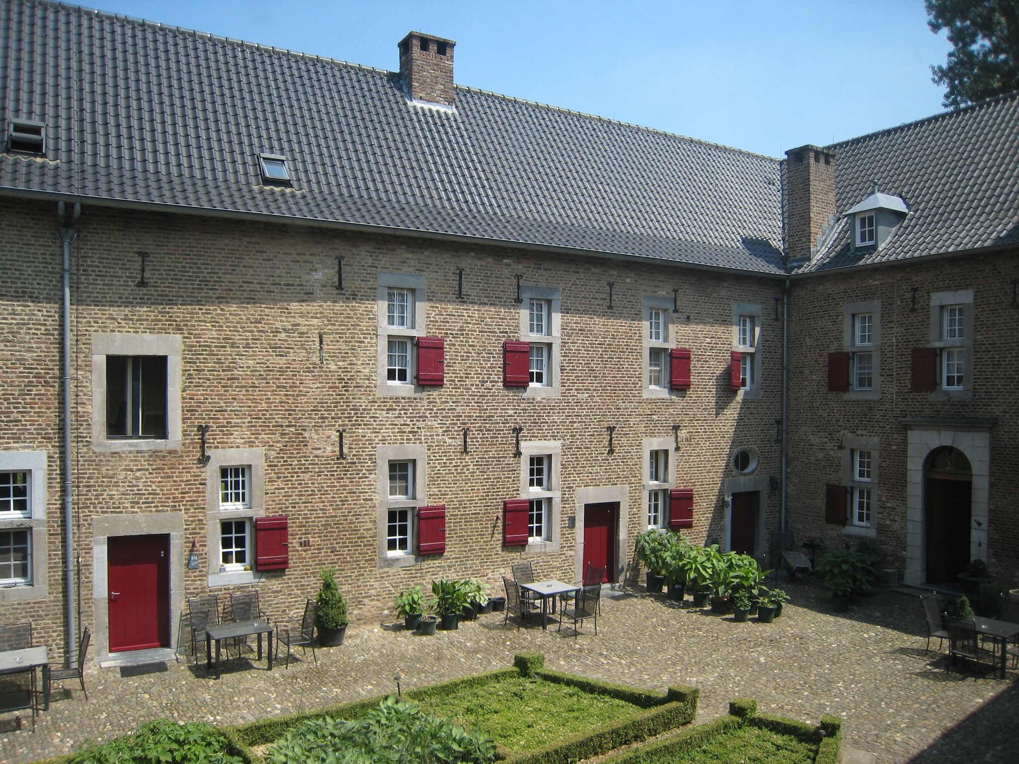 De buitenkant van Meschermolen 12 in Mesch-Eijsden