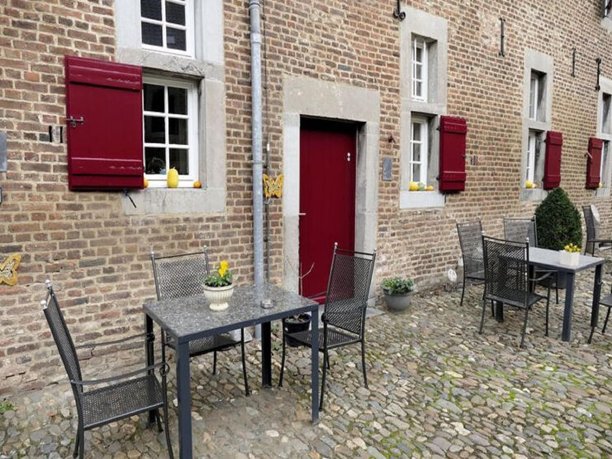 Het terras van Meschermolen 12 in Mesch-Eijsden