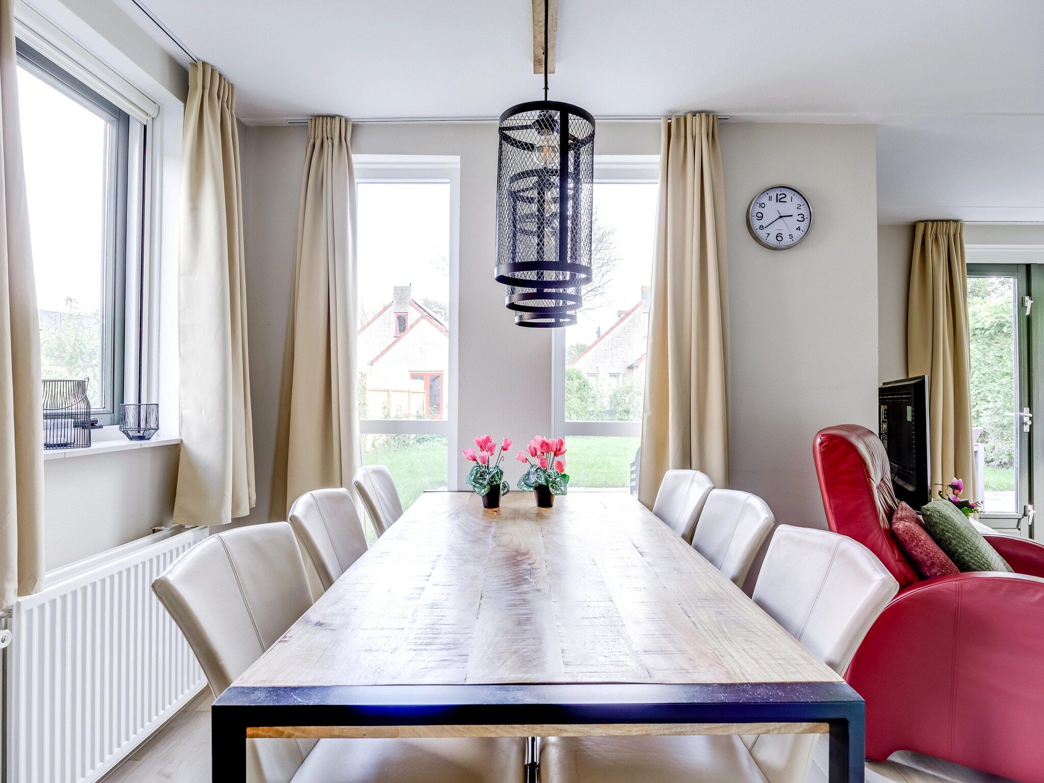 De eetkamer van 7 - Persoons Forest 217 Sauna Bungalow (copy) (copy) (copy) (copy) in Ewijk