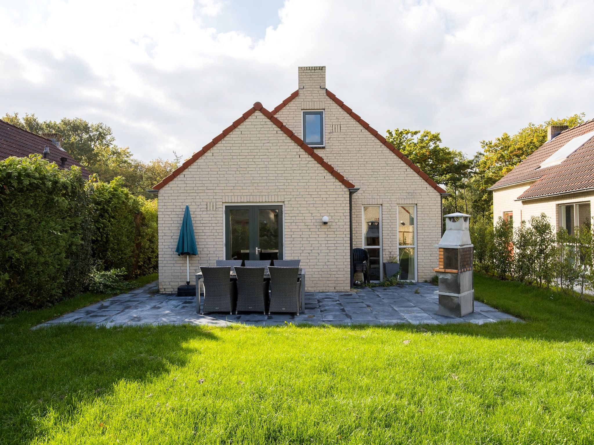 Het terras van 7 - Persoons Forest 217 Sauna Bungalow (copy) (copy) (copy) (copy) in Ewijk