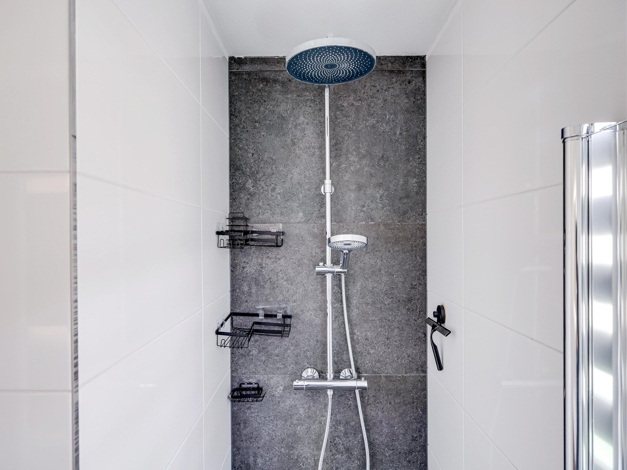 De badkamer van 7 - Persoons Forest 217 Sauna Bungalow (copy) (copy) (copy) (copy) in Ewijk