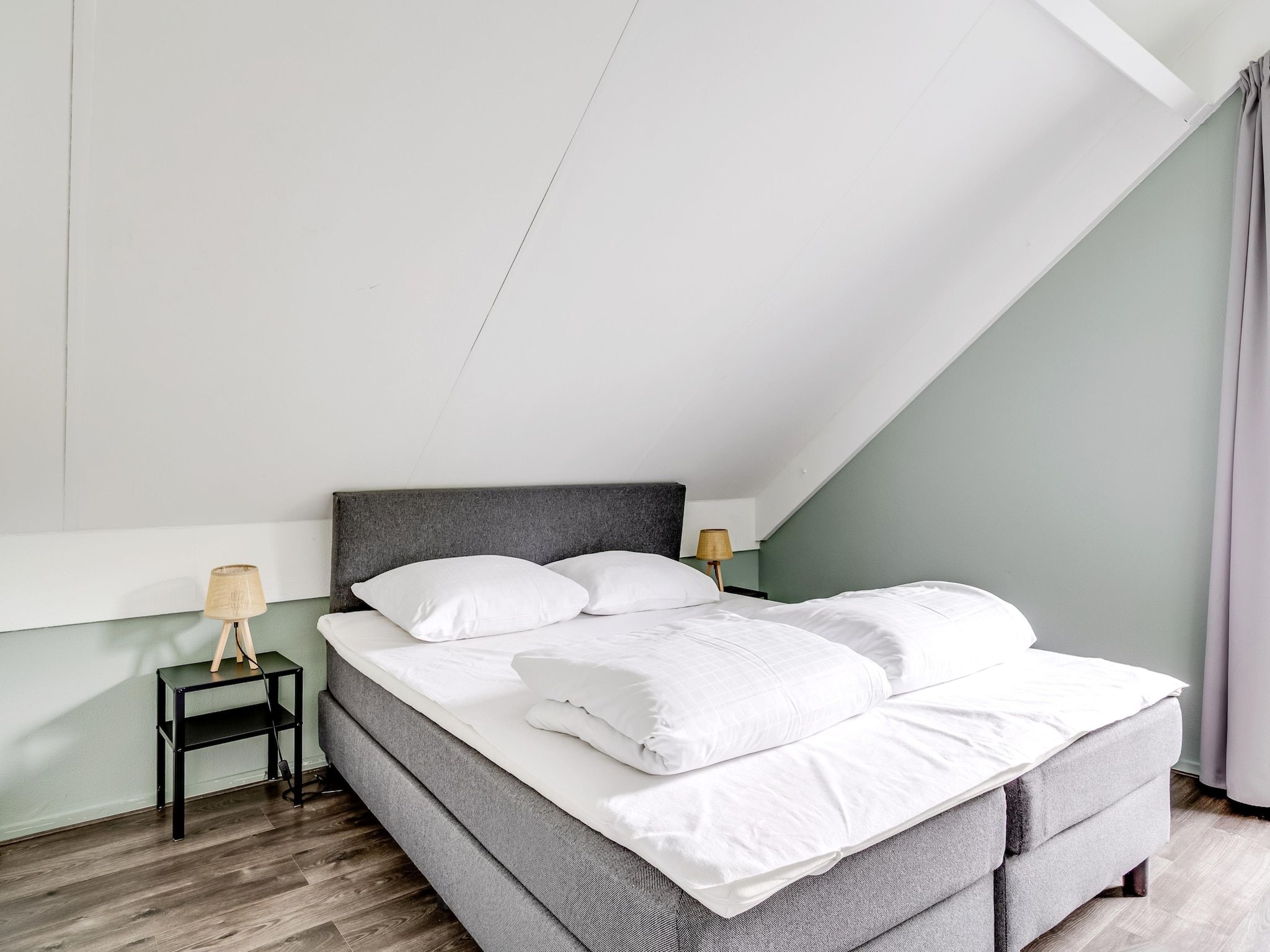 Een slaapkamer van 7 - Persoons Forest 217 Sauna Bungalow (copy) (copy) (copy) (copy) in Ewijk