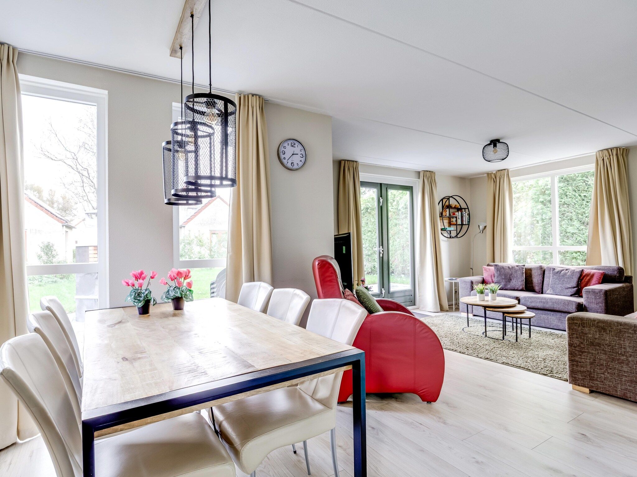 De eetkamer van 7 - Persoons Forest 217 Sauna Bungalow (copy) (copy) (copy) (copy) in Ewijk