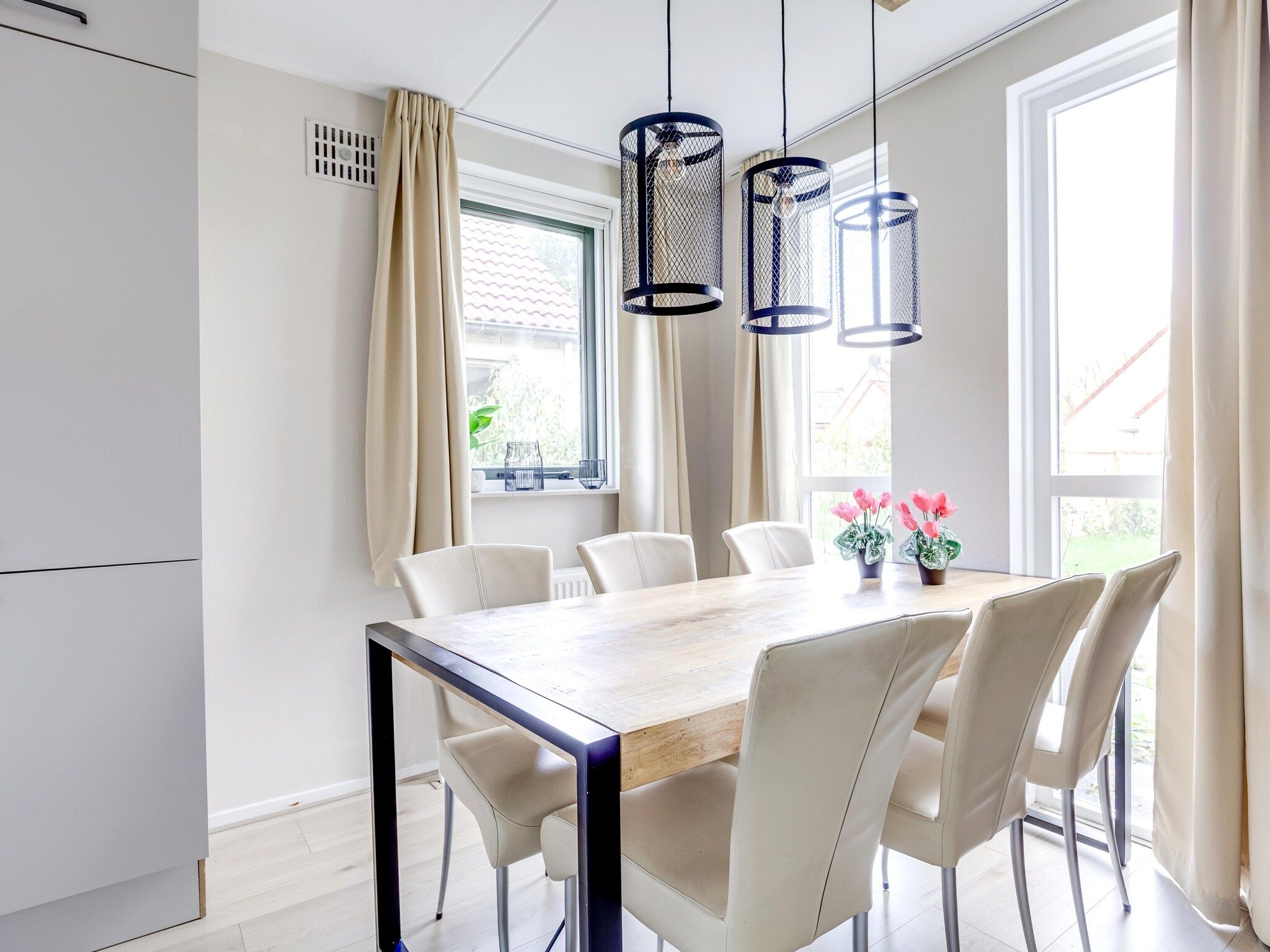 De eetkamer van 7 - Persoons Forest 217 Sauna Bungalow (copy) (copy) (copy) (copy) in Ewijk