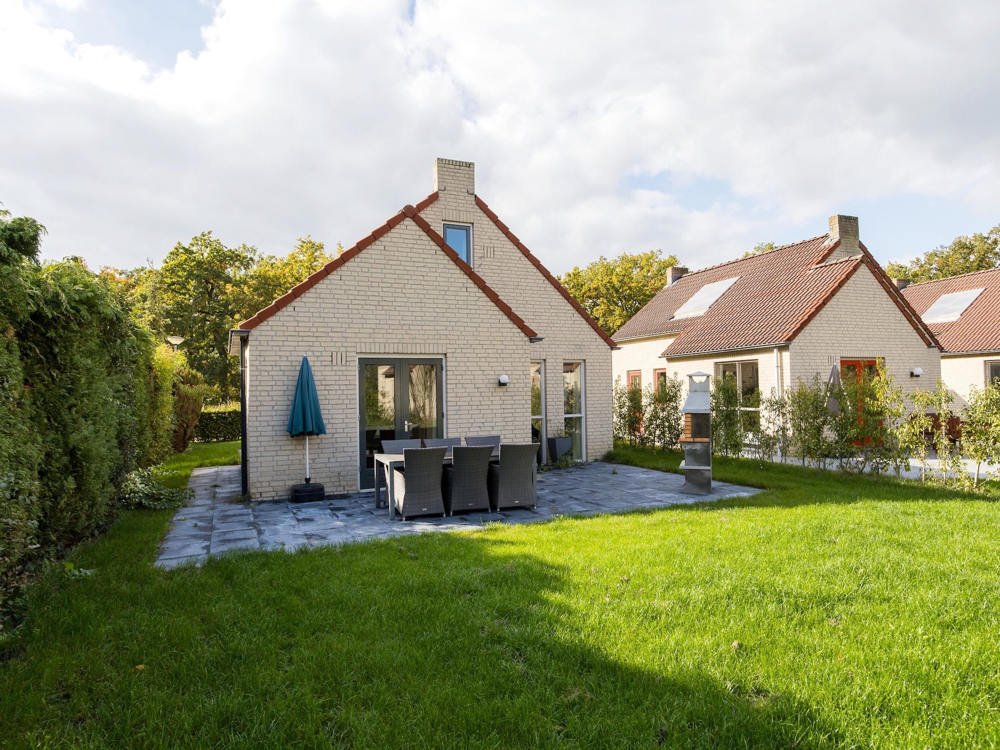 Het terras van 7 - Persoons Forest 217 Sauna Bungalow (copy) (copy) (copy) (copy) in Ewijk