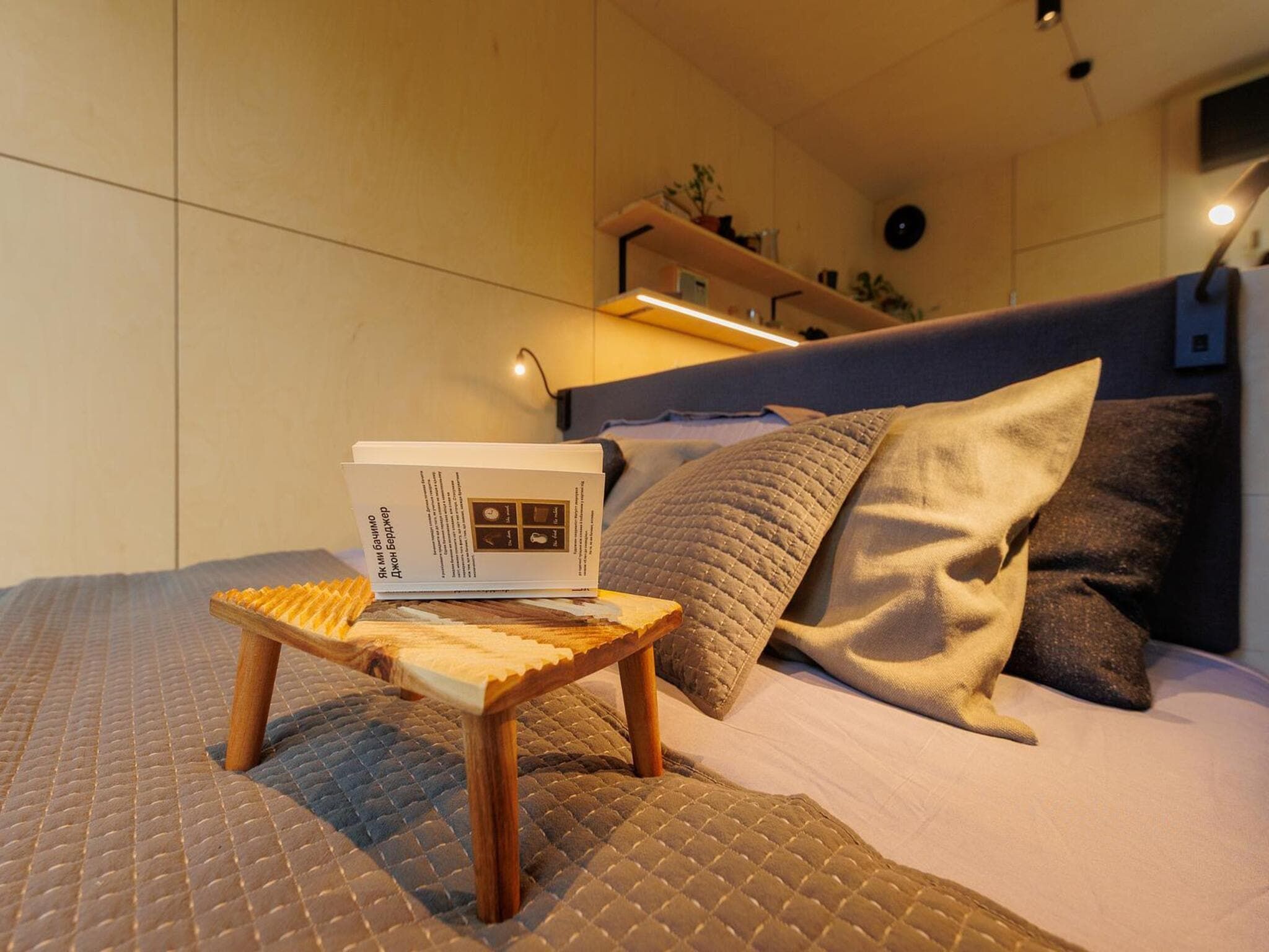 Een slaapkamer van River Mirror Lodge with hot tub and panoramic view | 2 people in Zuna