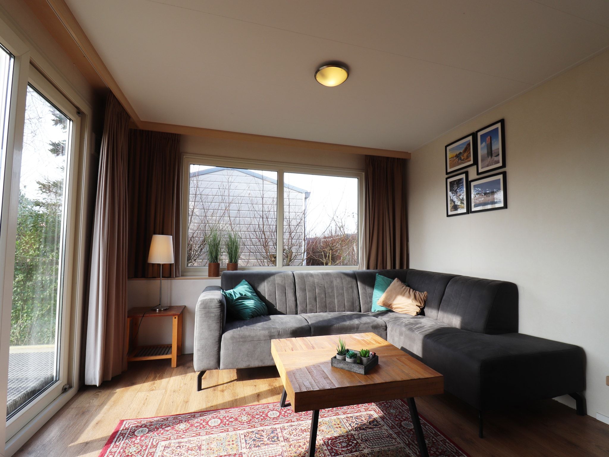 De woonkamer van Duinchalet in Hollum