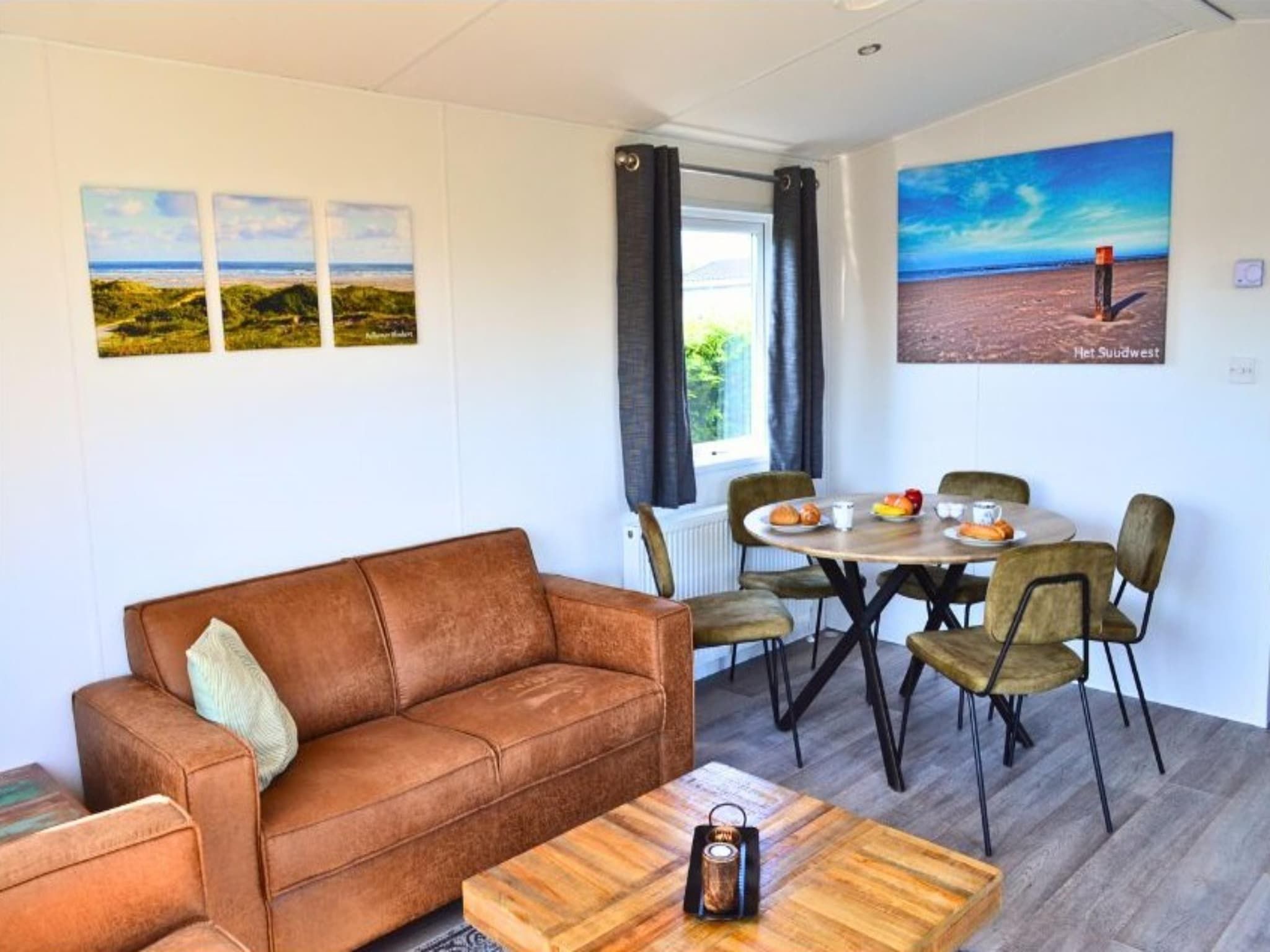 De woonkamer van Duinchalet in Hollum