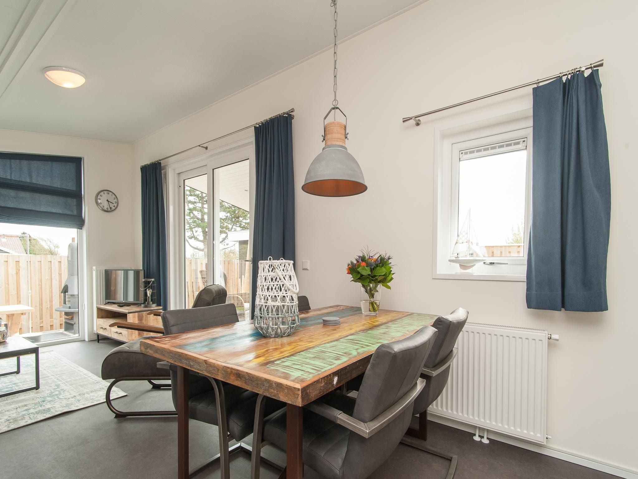 De eetkamer van Chalet 4-persoons Huisdiervrij in Noordwijk