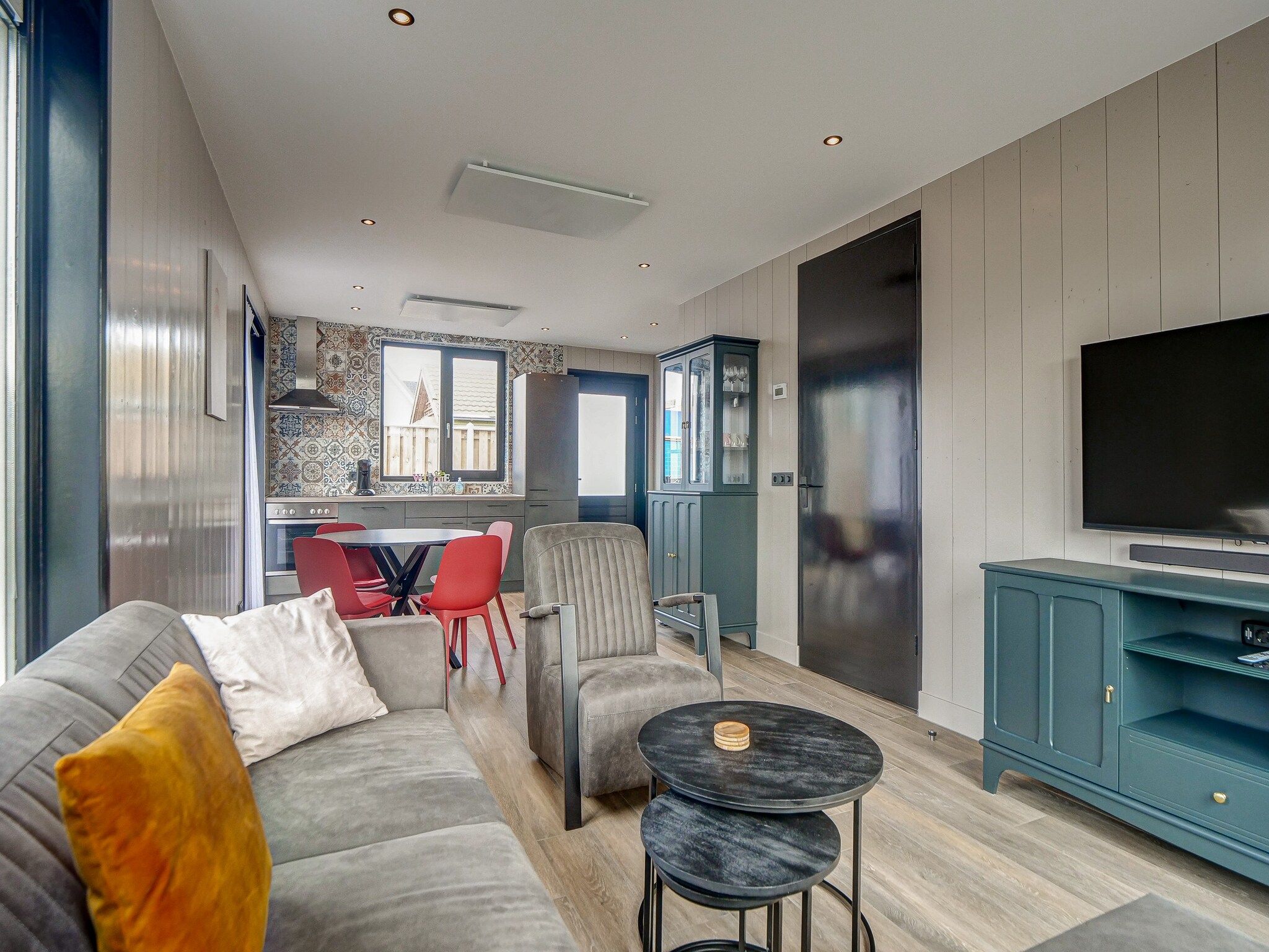 De woonkamer van Familiehuis Zee & Zand in Julianadorp