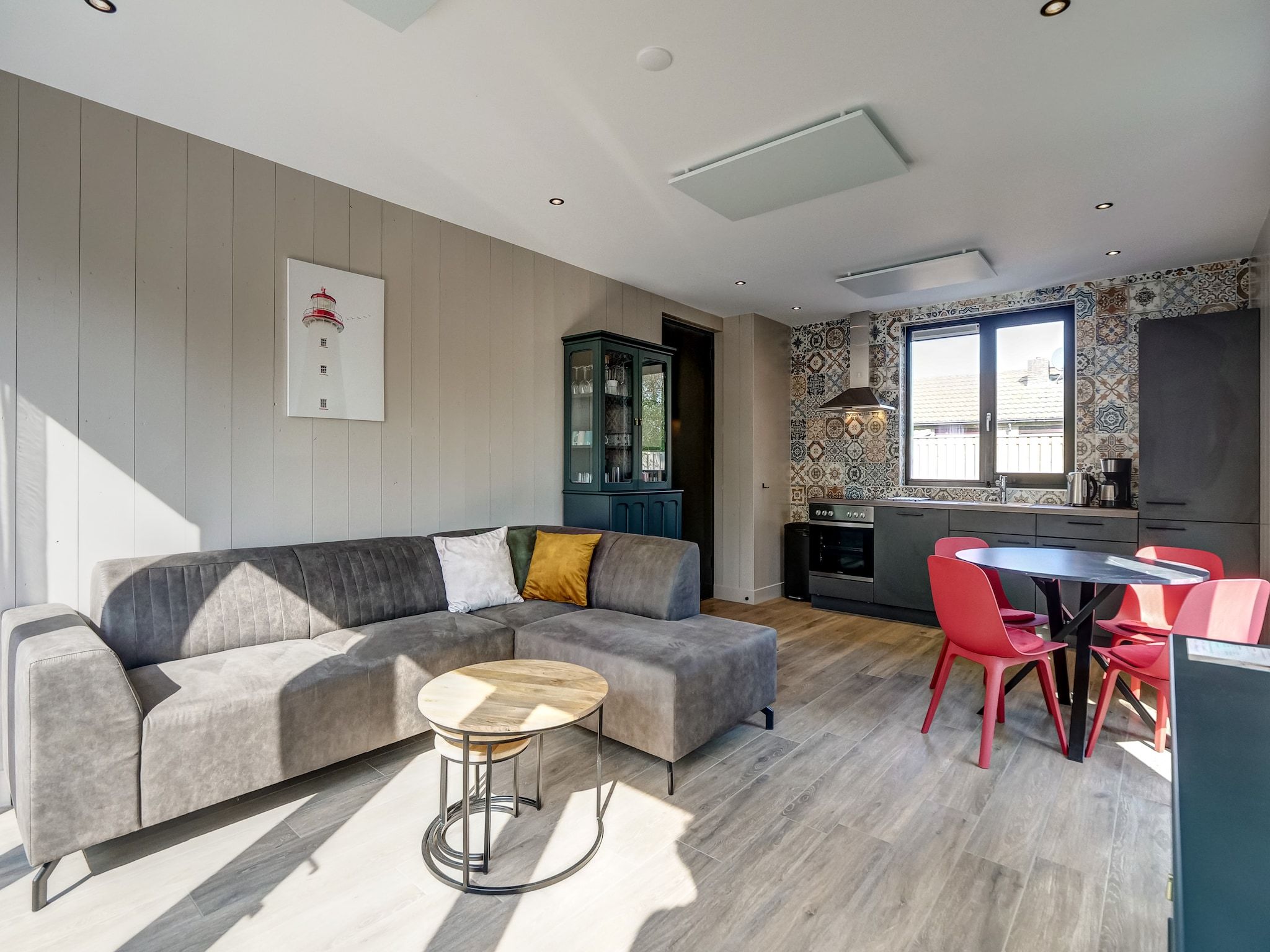 De woonkamer van Familiehuis Zee & Zand in Julianadorp