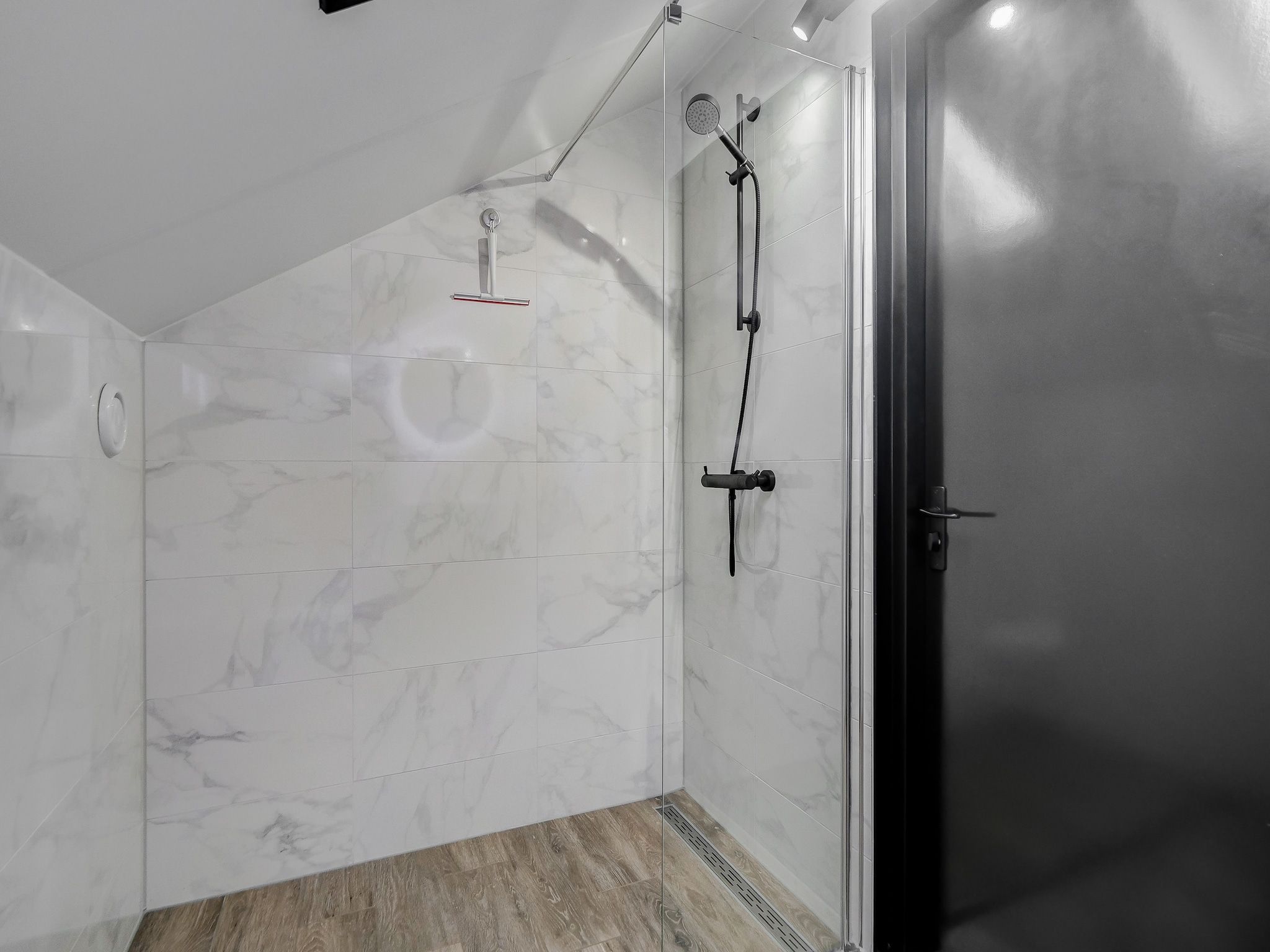 De badkamer van Familiehuis Zee & Zand in Julianadorp