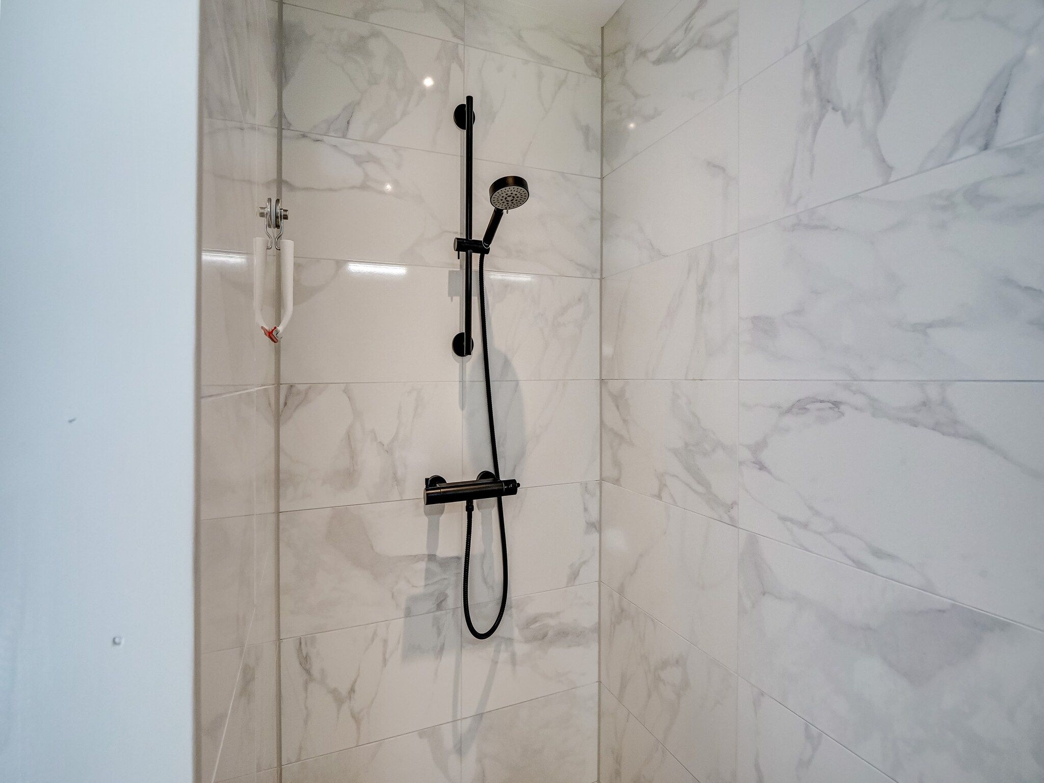 De badkamer van Familiehuis Zee & Zand in Julianadorp