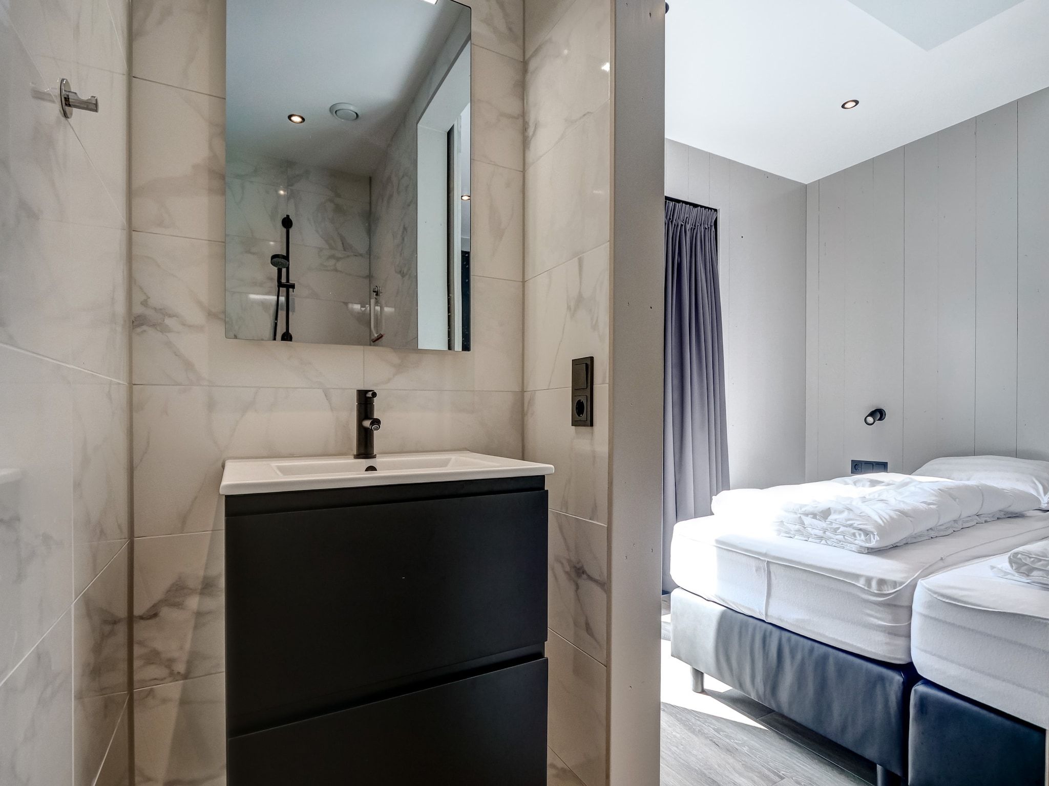 De badkamer van Familiehuis Zee & Zand in Julianadorp