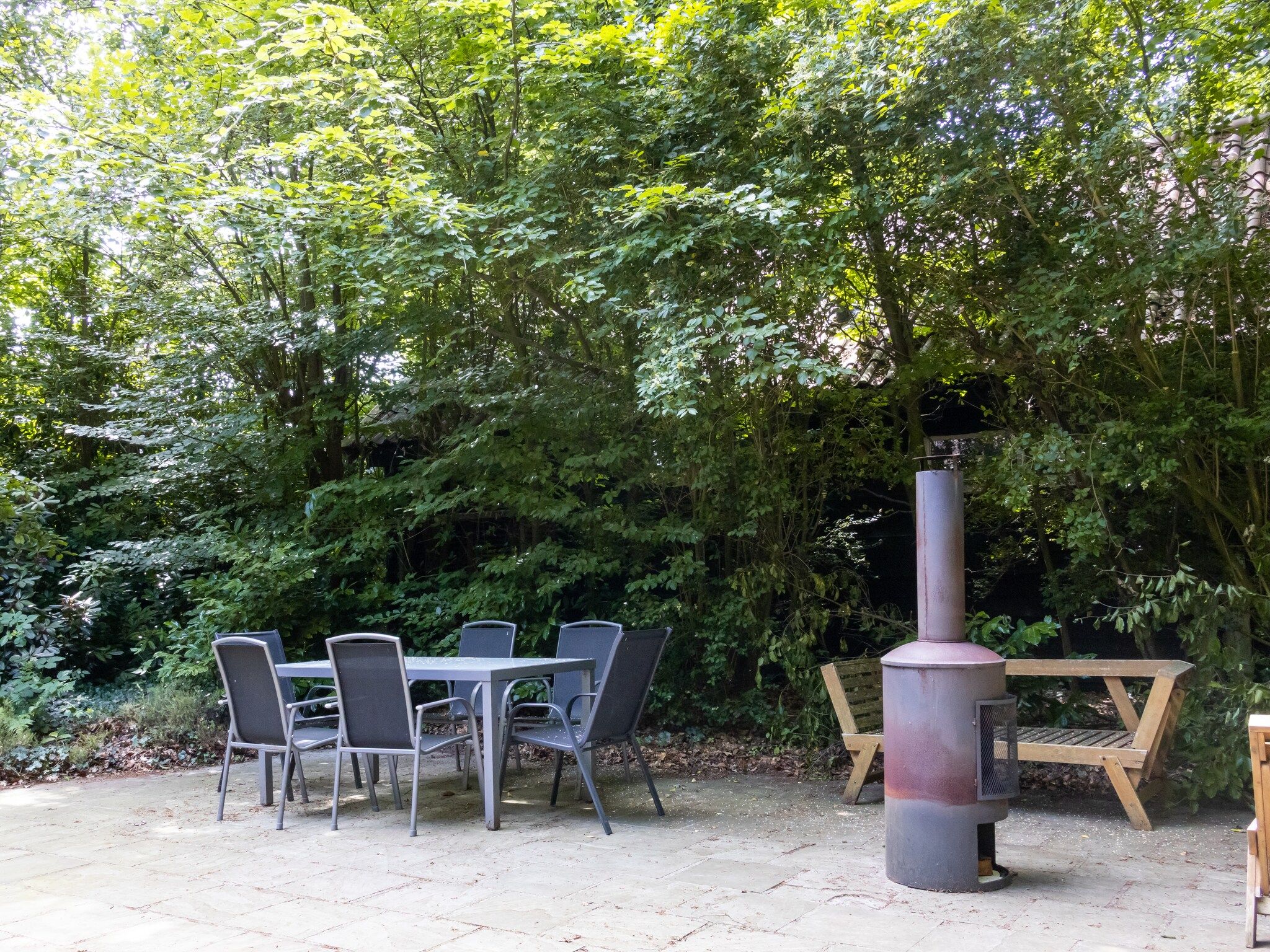 De tuin van Huis in de Bossen in Een